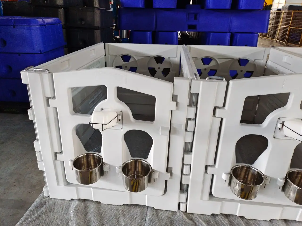 White Frame Front Panel Impact Resistant Polyethylene For Animals Calf Huts