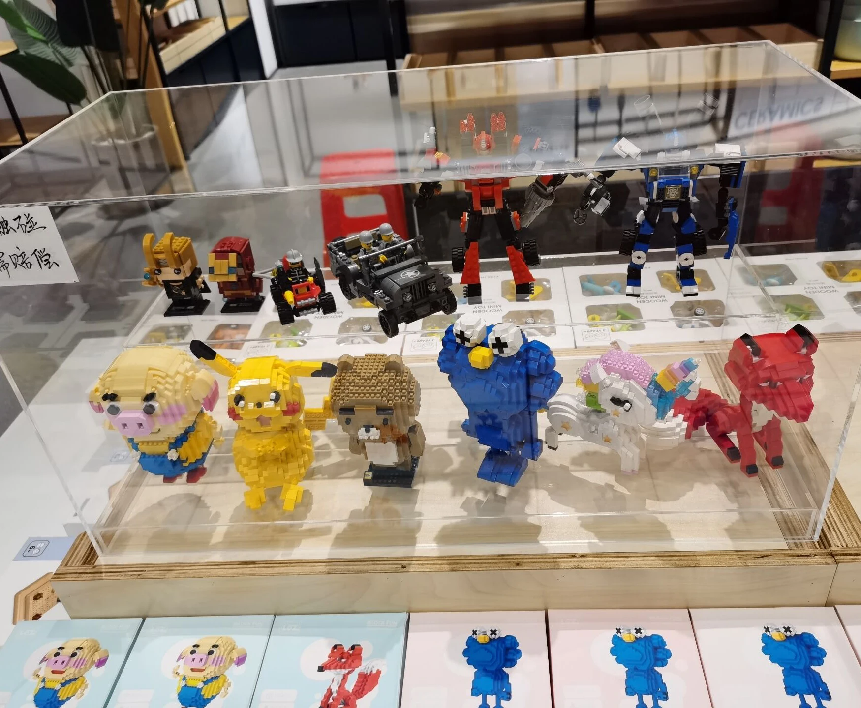 
Acrylic display stand show case in mall 
