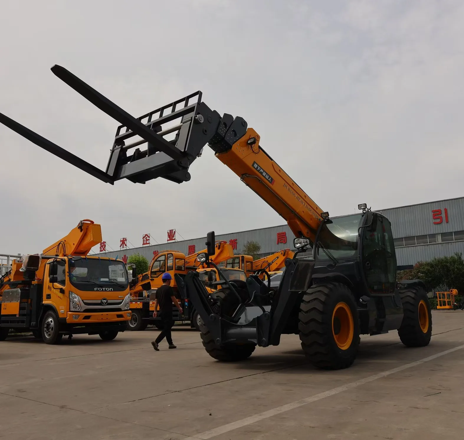 Multi functional telescopic arm forklift