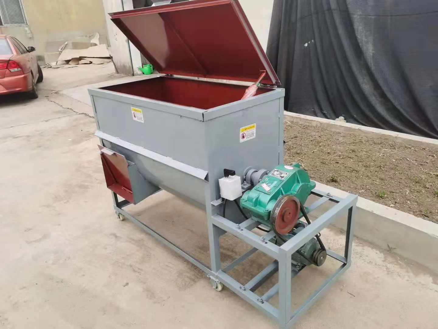 horizontal grinder 200kg 300kg 400kg 500kg 1000kg 1500kg 2000kg mixing capacity feed mixer machine