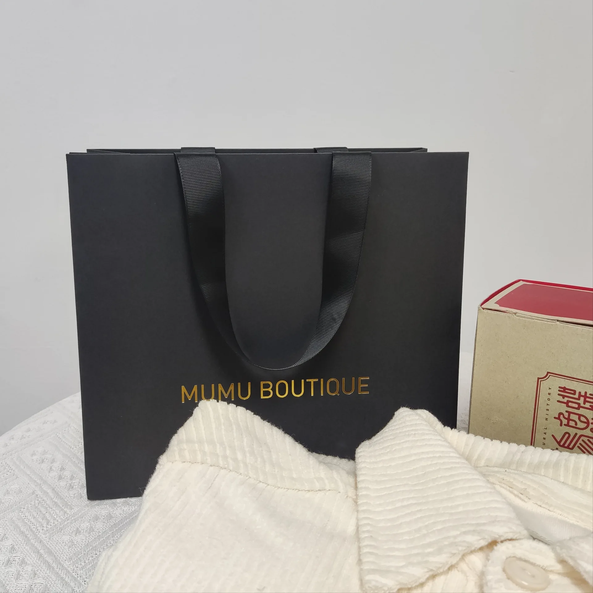Gift Packaging Shopping Paper Bag With Own Design Wholesale Personalized Logo Luxury Fancy Paper Oem Clothes Pants