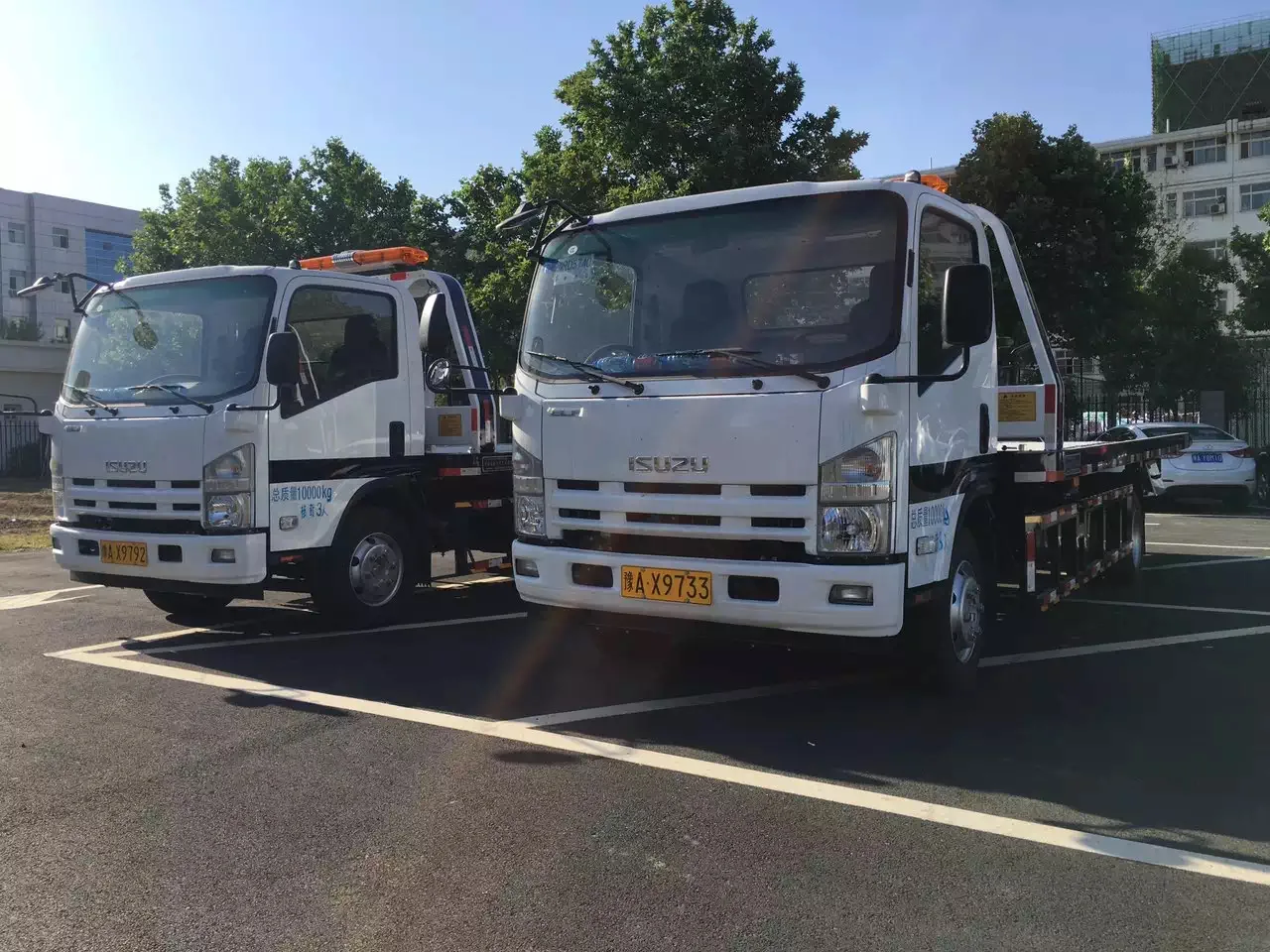 HOT SALE ISUZU One-Pull-Two road wrecker with 3-5Ton Crane, Road Recovery Flatbed tow truck for sale