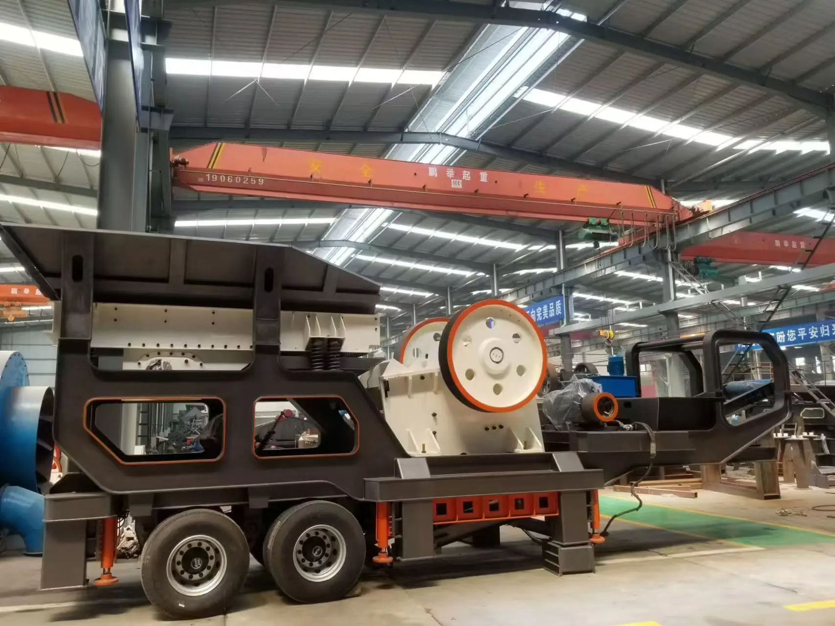 Large Capacity Mobile Jaw Crusher Station Limestone Granite River Stone Crusher Plant