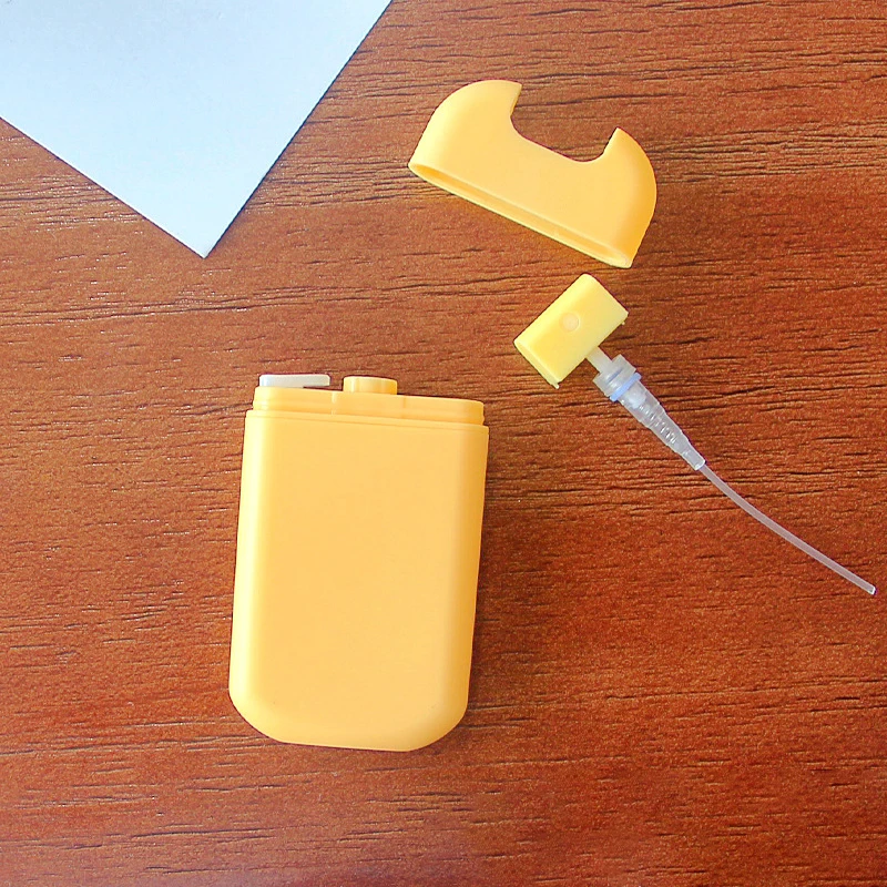 Spot goods 20ml plastic credit card flat spray bottle pocket size card sprayer,empty color credit card perfume spray with cover