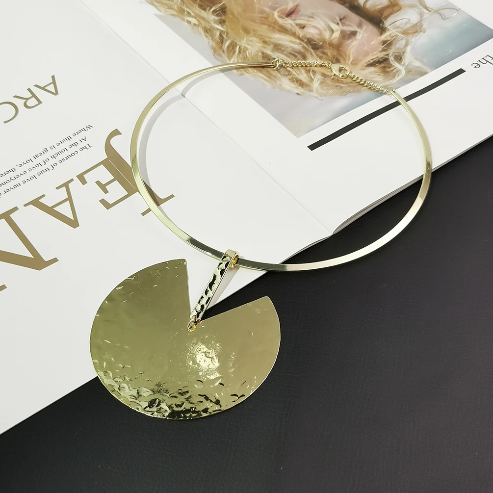 Unique Design Fashion Greedy Bean Shaped Pendant Necklace Statement Alloy Torques Choker Necklaces For Women Collars Accessories