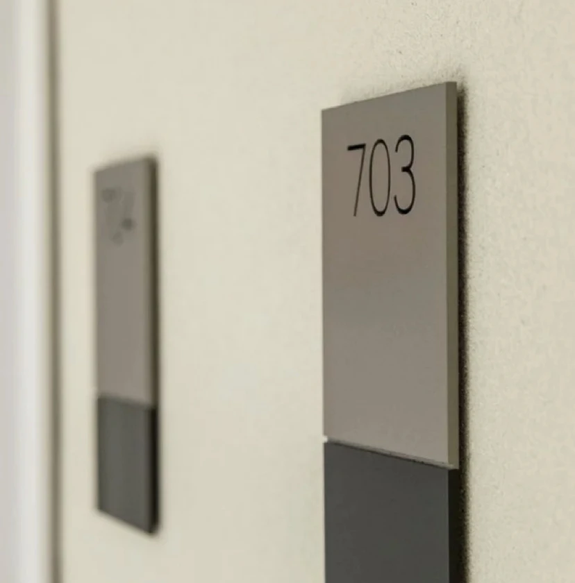 Конференц-зал, высококлассный отдел, акриловый список компании, офисный знак, индивидуальный номер дома