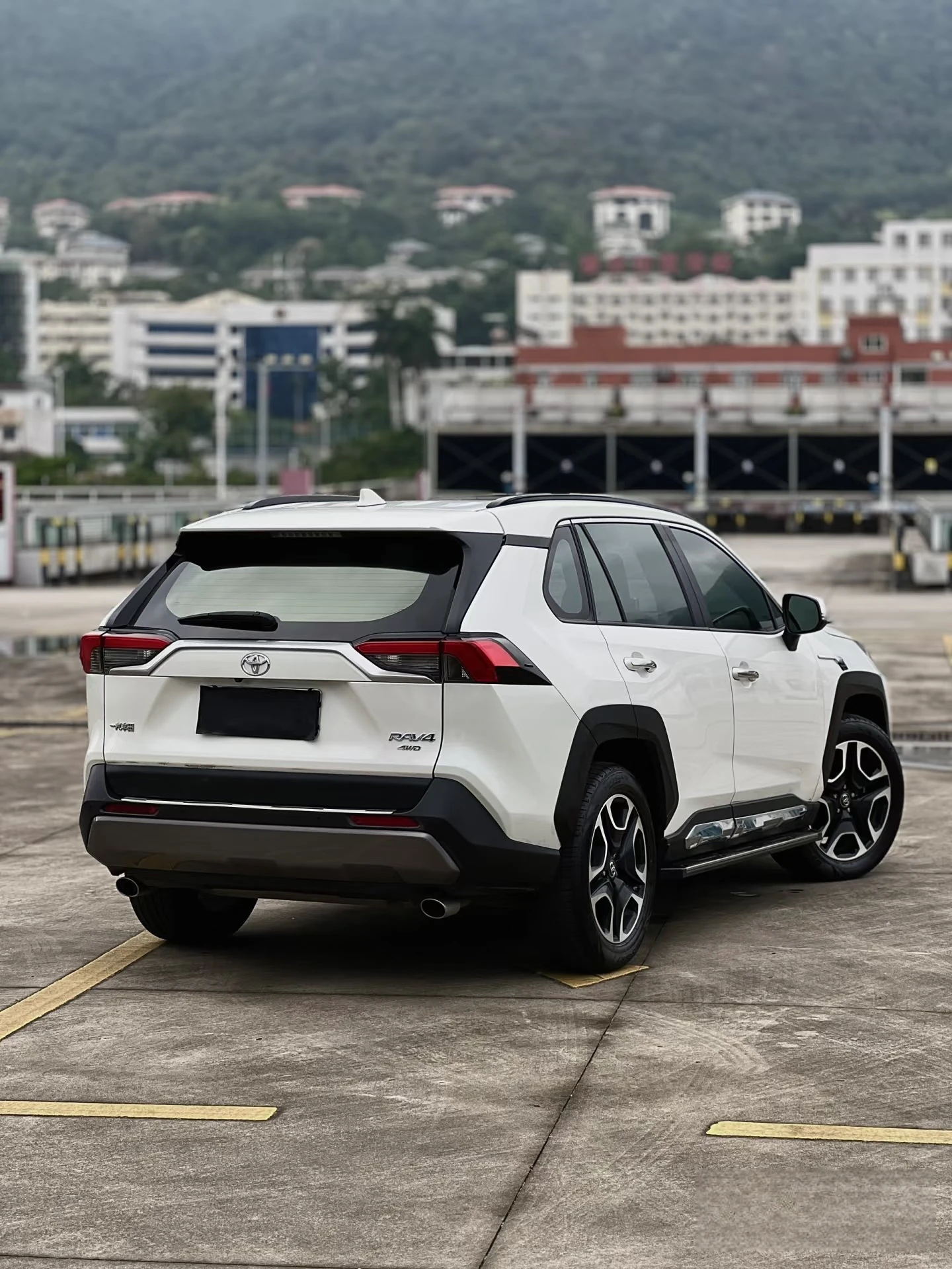 2022 Toyo-ta RAV-4 Гибридный внедорожник Быстрая доставка Новый автомобиль с кожаными сиденьями FWD 4L двигатель R18 шины 4x4 размерные электрические топливные