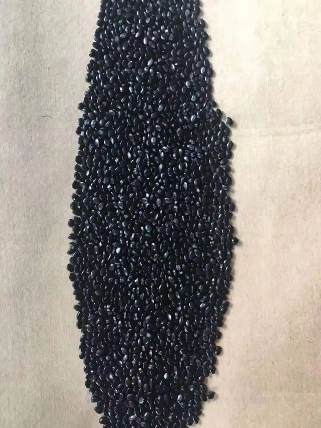 Лучшее качество, черные гранулы для пластиковых изделий