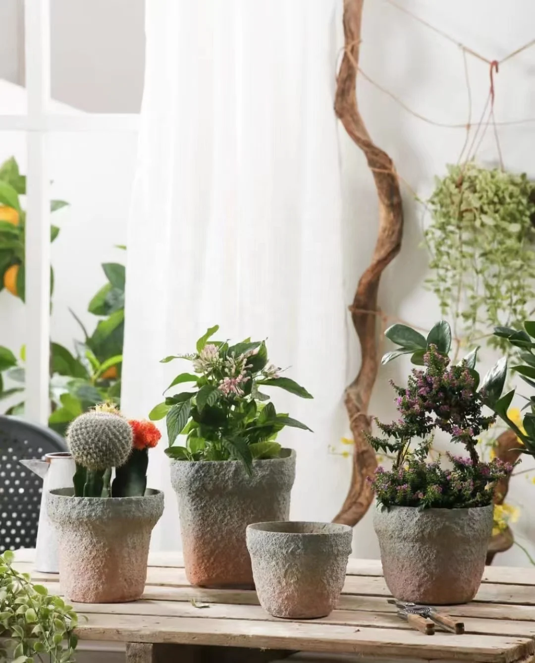 Flower Stand Indoor Outdoor Flower Wall Stand Eco Friendly Decorative Garden Tree Planter Resin Vase