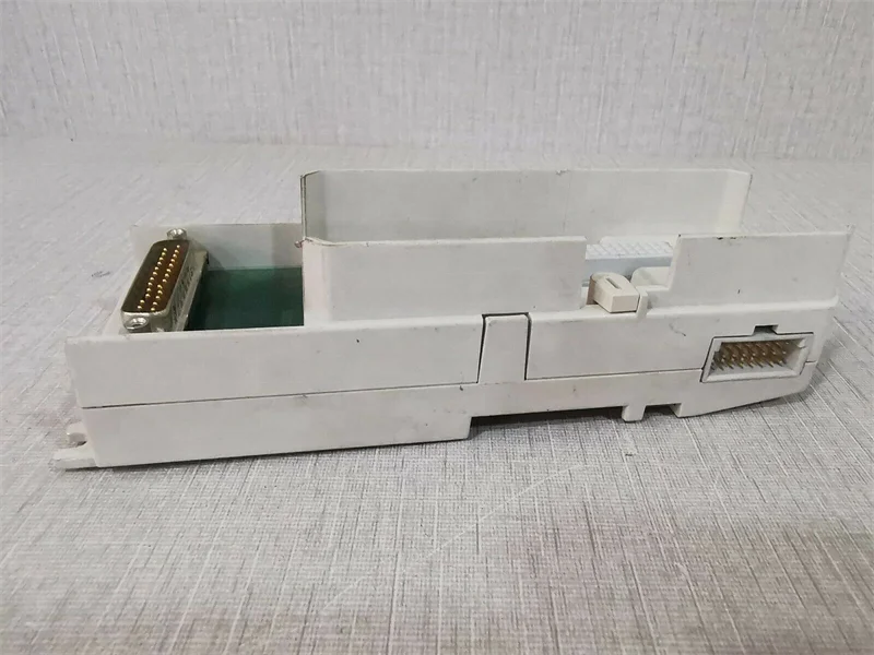 TU812V1 3BSE013232R1  is a 50 V compact module termination unit (MTU) for the S800 I/O system with 16 signal connections.