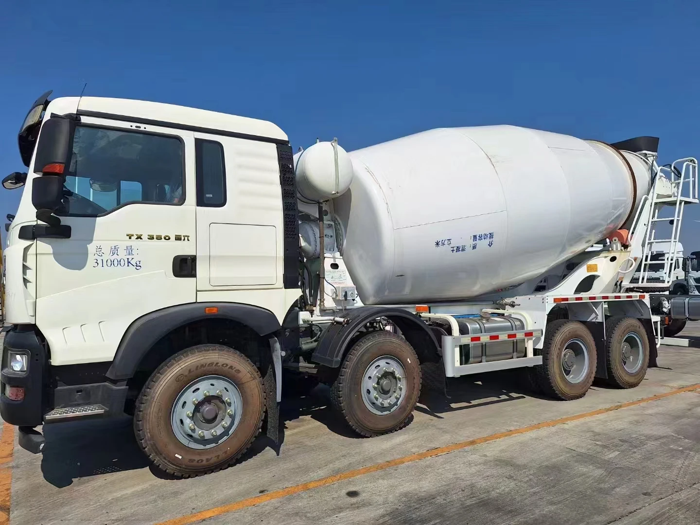 High Capacity 8*4 Concrete Mixer Truck 12-14 Cubic Meter with Cement Drum for Transport Durable Truck for Construction