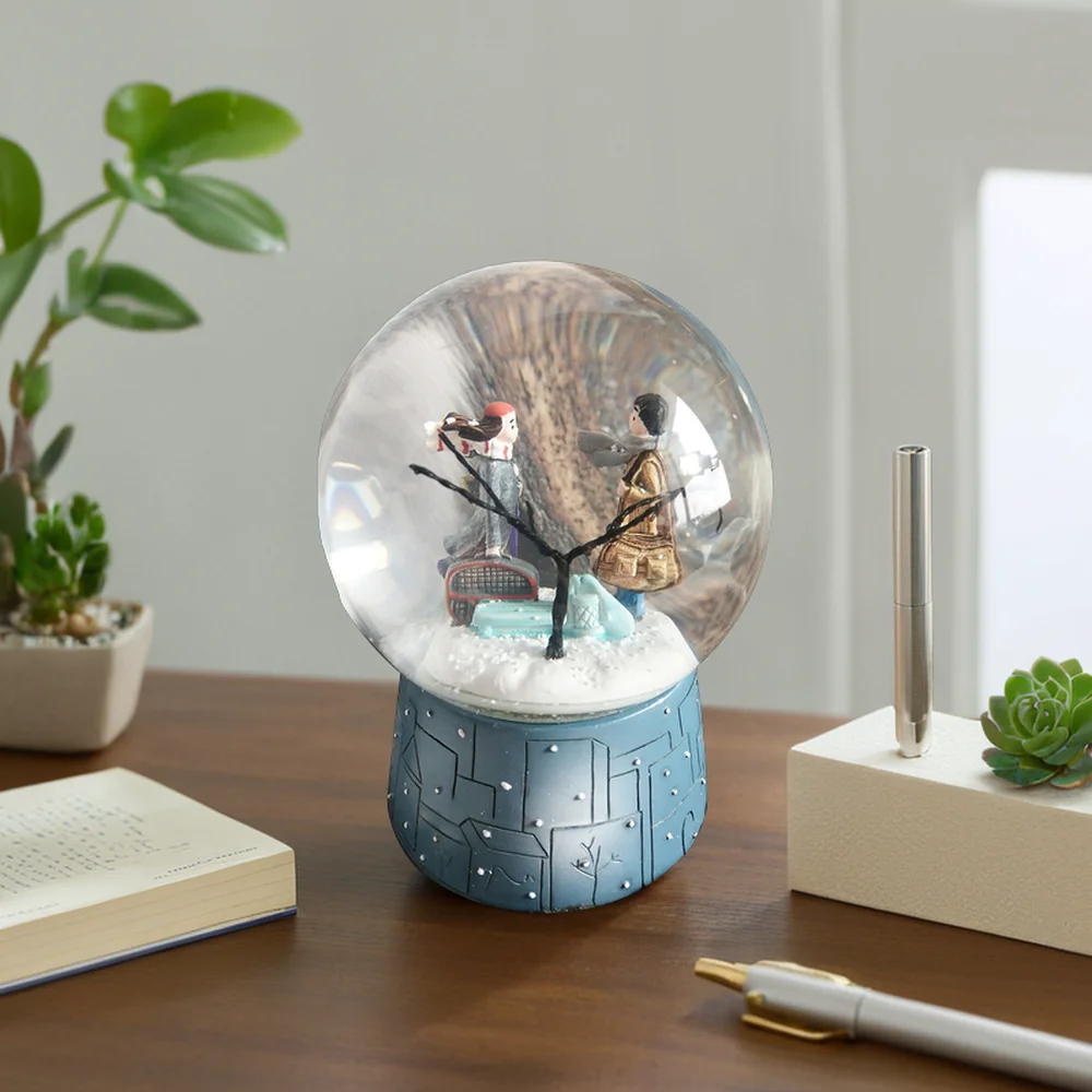 Оптовая продажа смолы и стекла снежный шар украшения мультяшный стиль Сказочный музыкальный тематический для домашнего