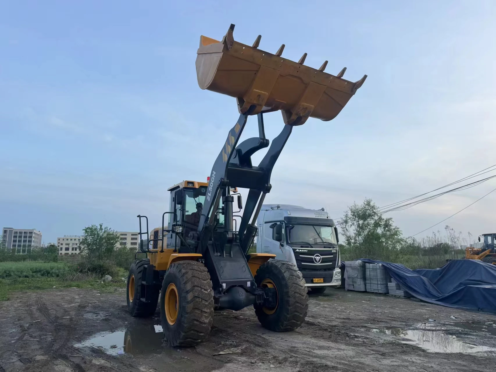 Четырехколесный Подержанный фронтальный погрузчик 5Ton дешевые продажи трактор