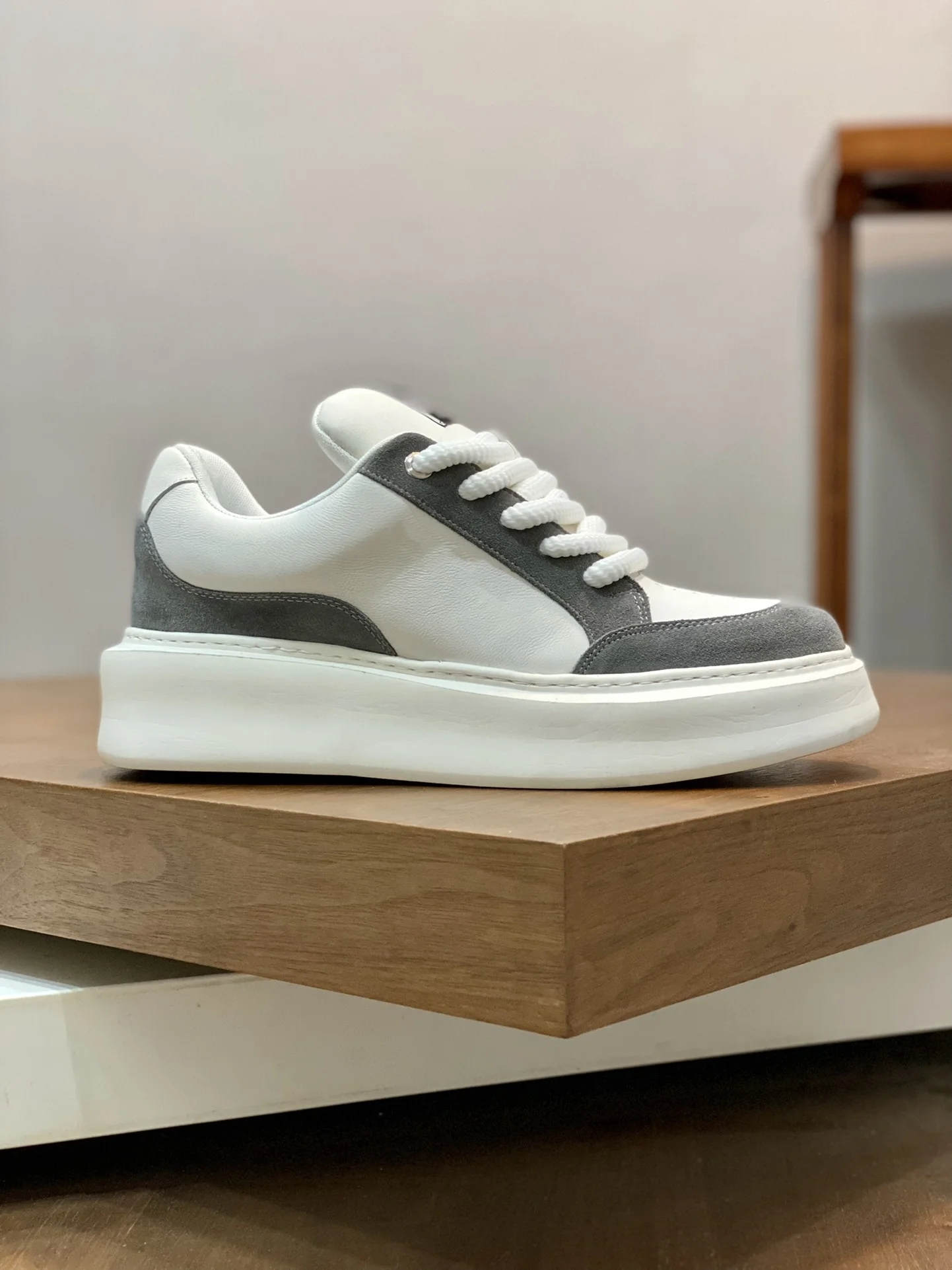 Custom walking style shoes Low-Top Sneakers Buffed Calfskin Sneakers For Men Genuine Leather Cap Toe Sneakers