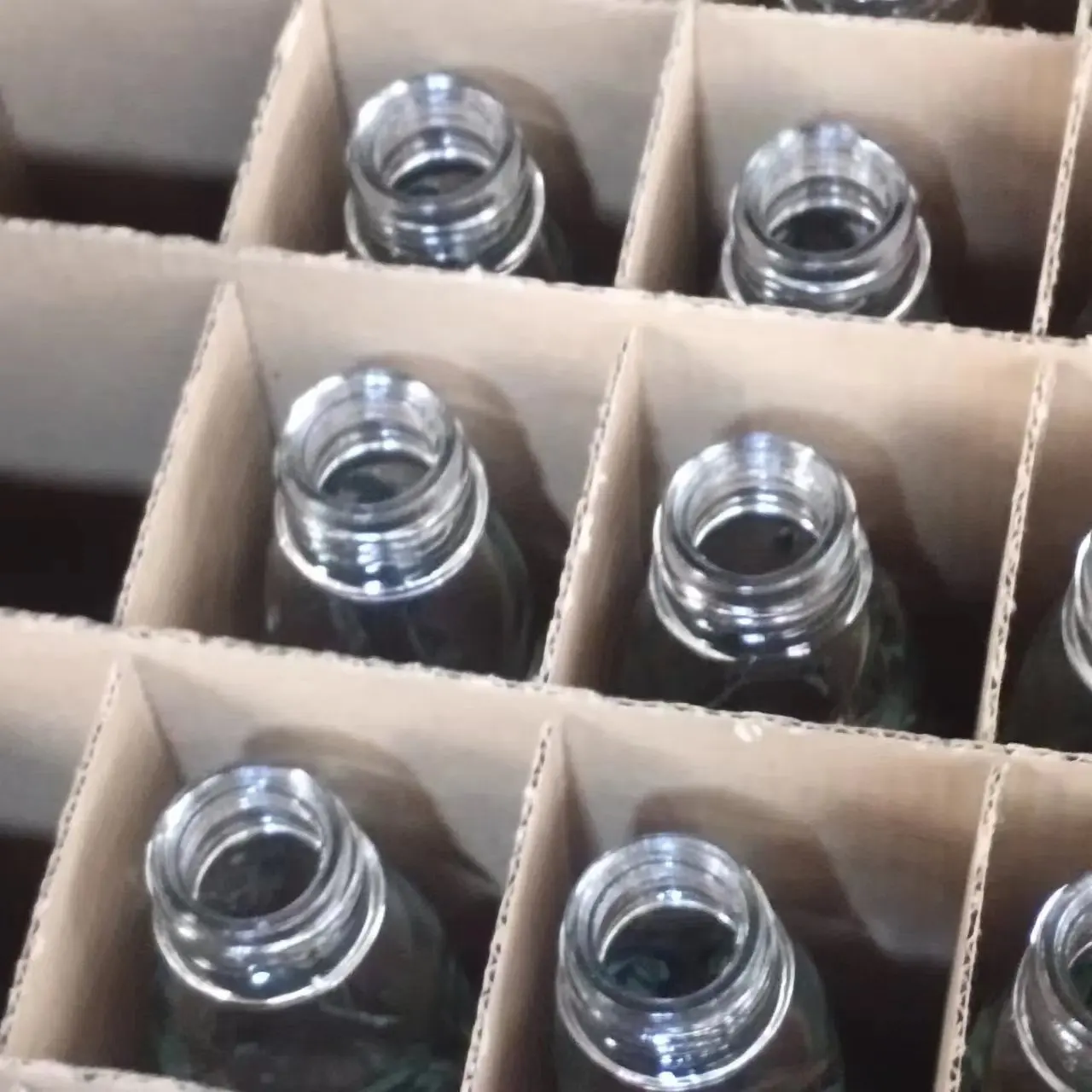 Оптовая продажа 200 мл газированных напитков газированные прозрачные стеклянные бутылки с соответствующими колпачками шайбы шарики термоусадочные обертки