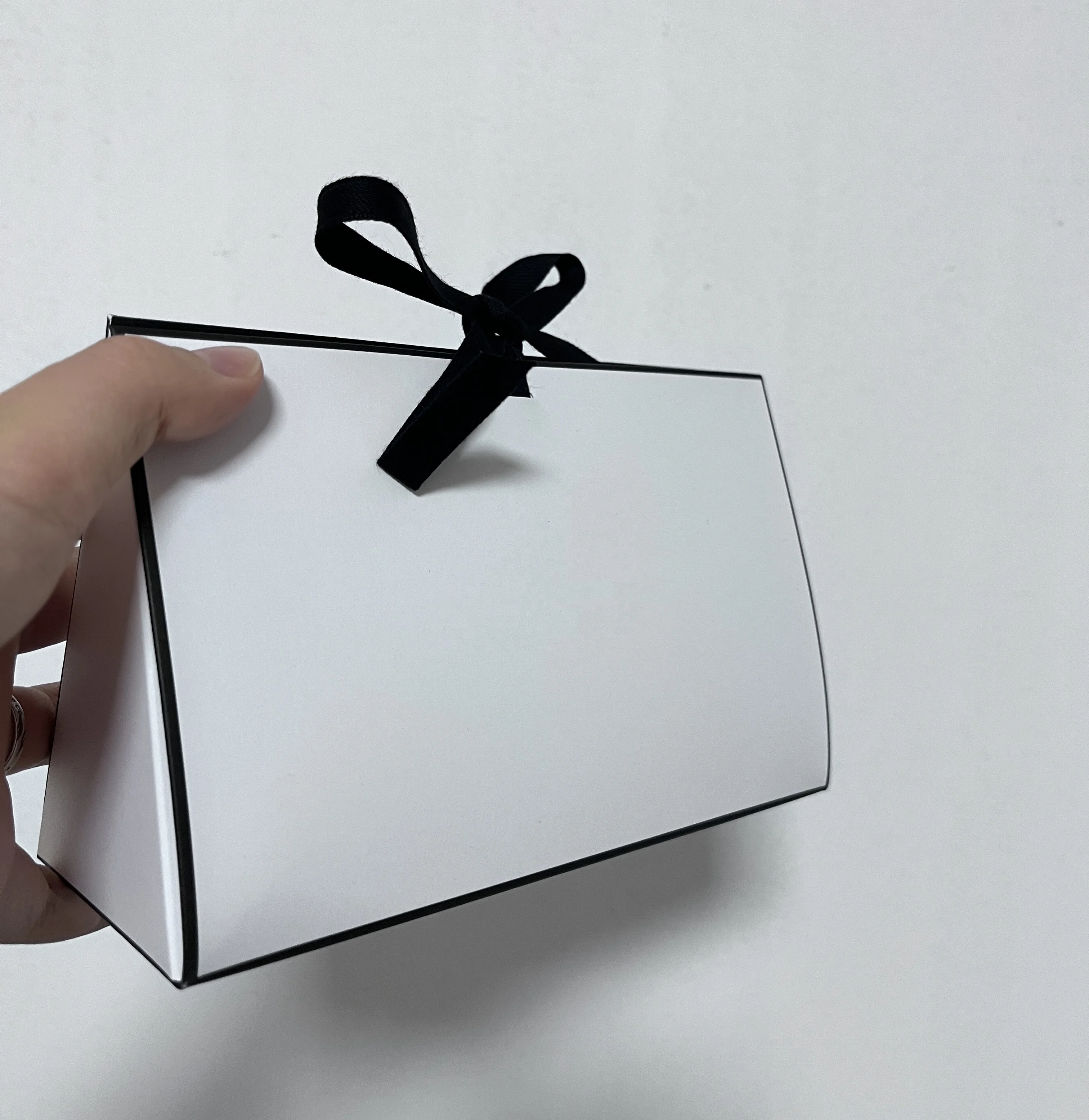 Skincare cream packaging bags new design paper bags luxury gift packing bags for perfume