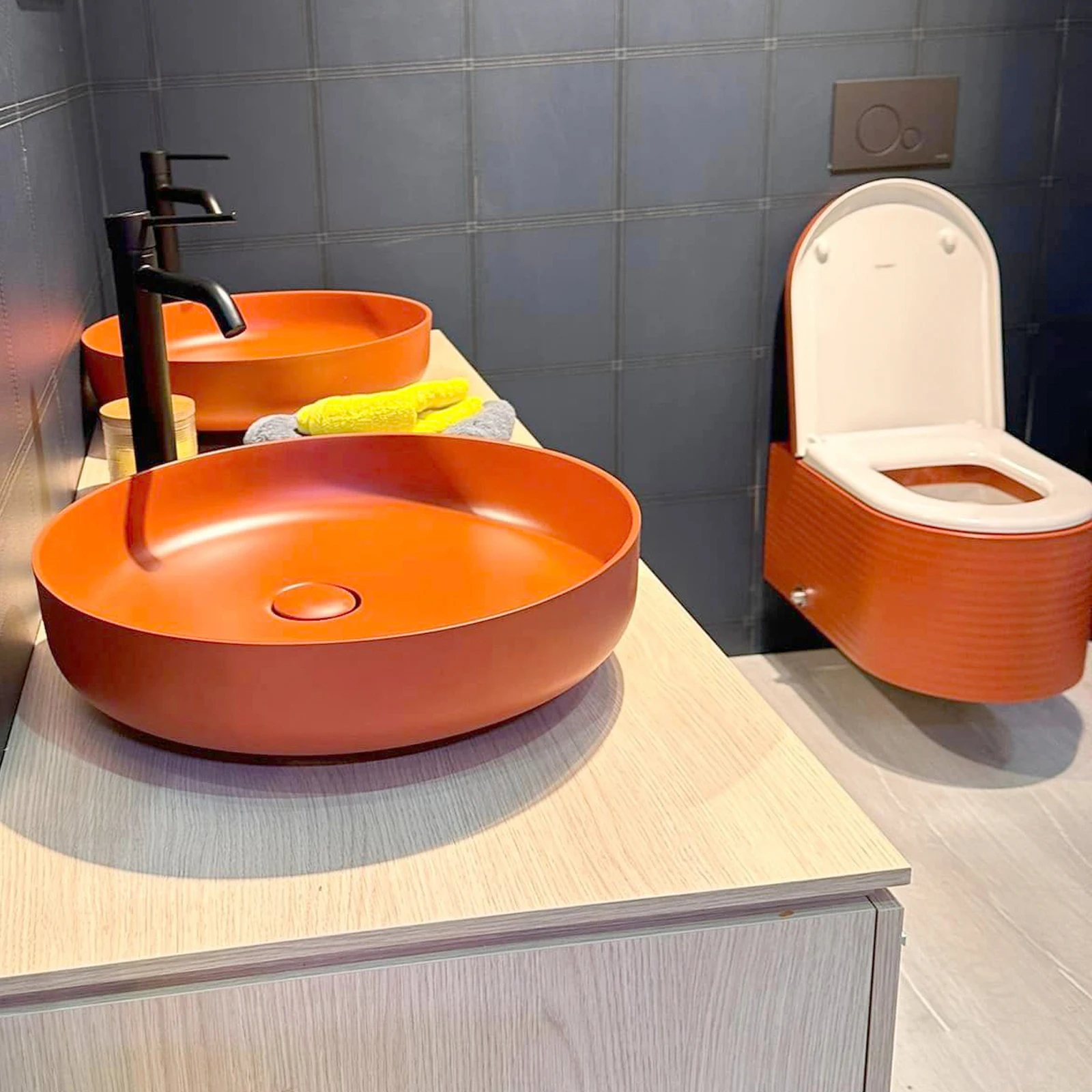 Кухонный смеситель с золотым краем