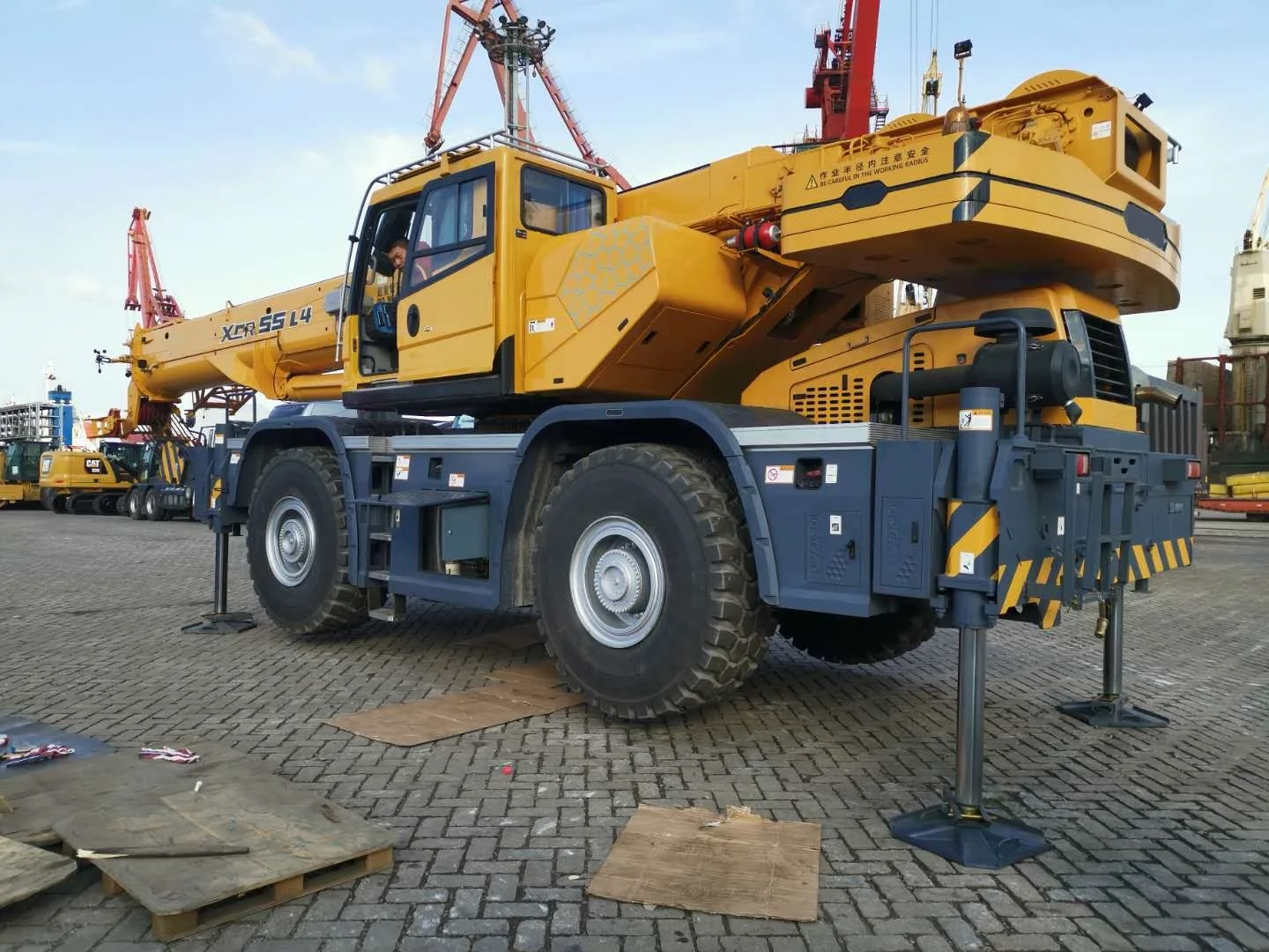 XCMG Brand Rough Terrain Crane XCR55L4 50 ton Mobile Crane For Sale