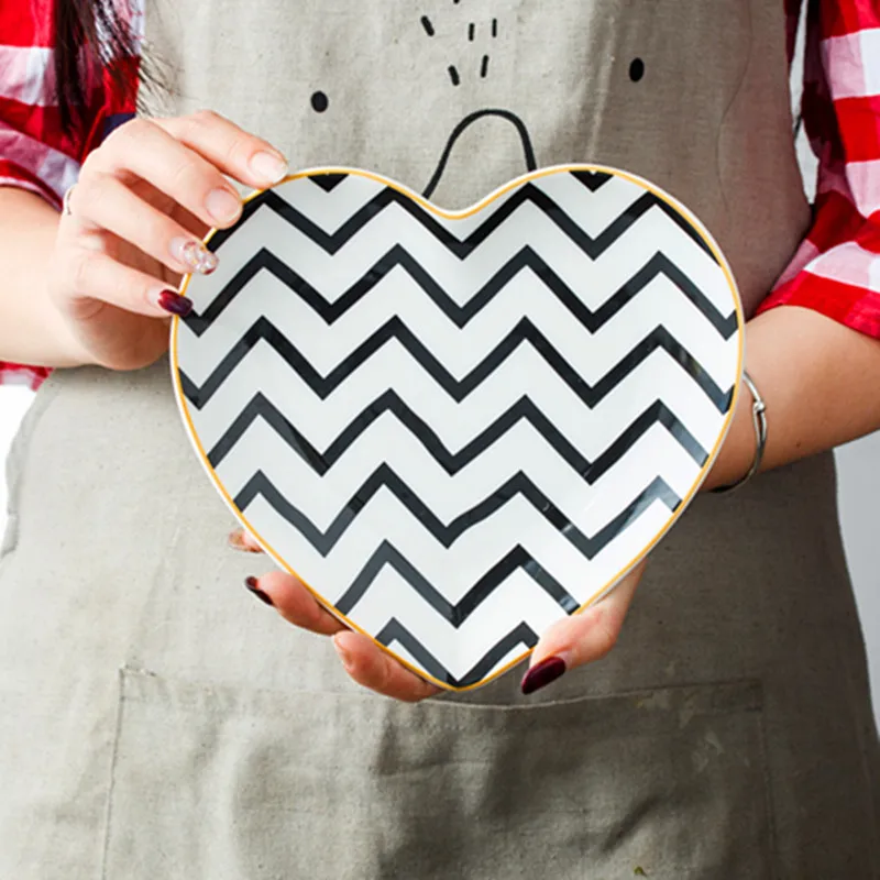 
AL 2020 Black And White Porcelain Plate Small With Sauce Heart Shape Ceramic Dish 