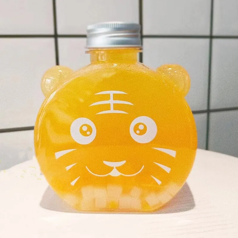 Wholesales 500ml Cartoon cat tiger pattern PET portable flat round milk tea juice cold brew iced coffee bottle