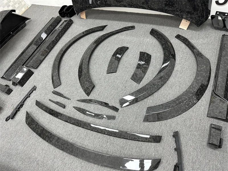 Dry Forged Carbon Fiber M Style Bodykit For Rolls Royce Cullinan Grille Engine Hood Side Skirts Car Bumper