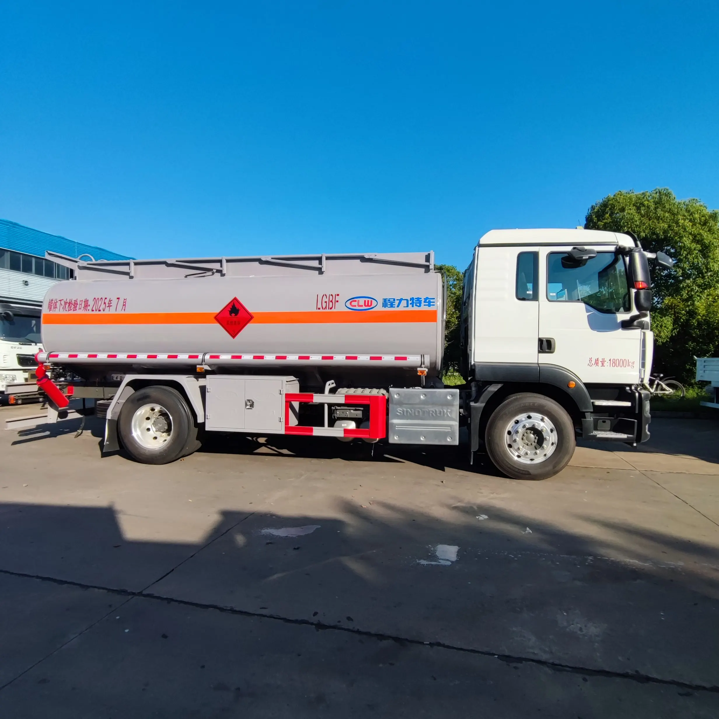 SINOTRUK Fuel Truck 8000 liters Refueling Diesel Tank WEICHAI Engine  Stainless steel  Mobile Refueling Vehicle