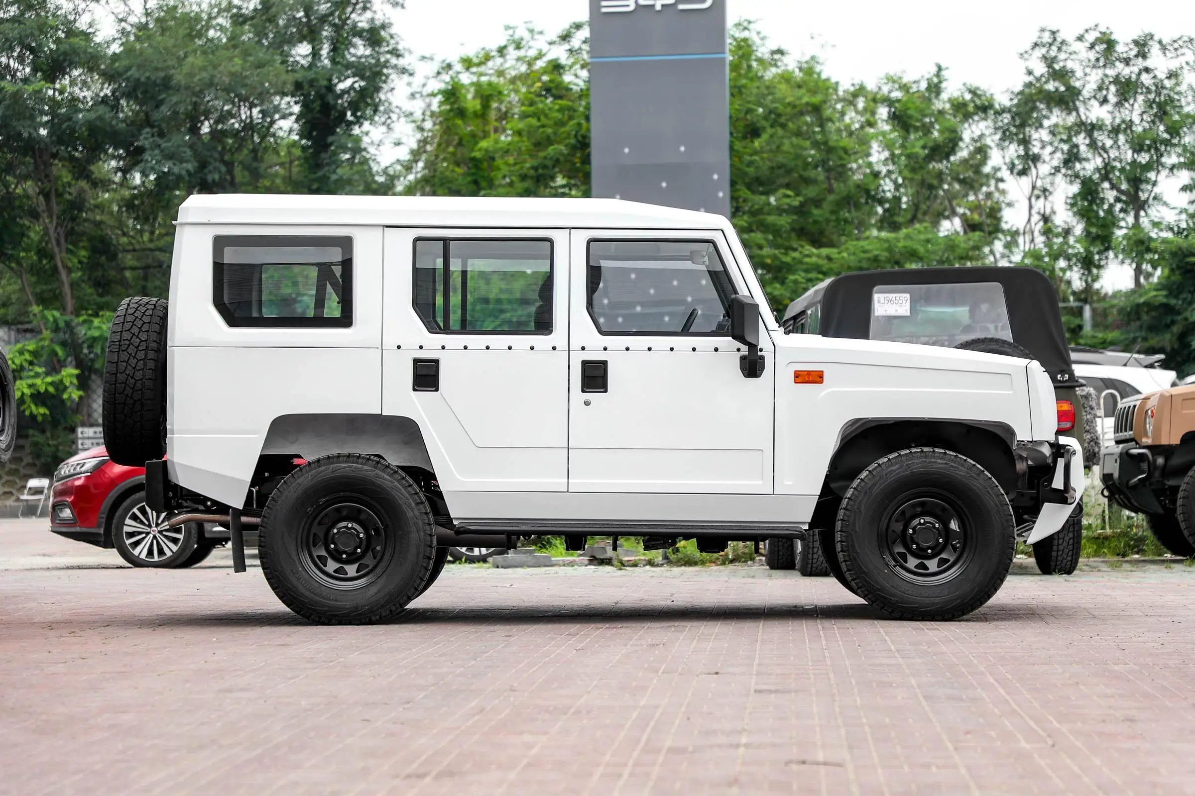 Cheap sale off-road car gasoline warrior 7 seater mpv 4*4 off-road car