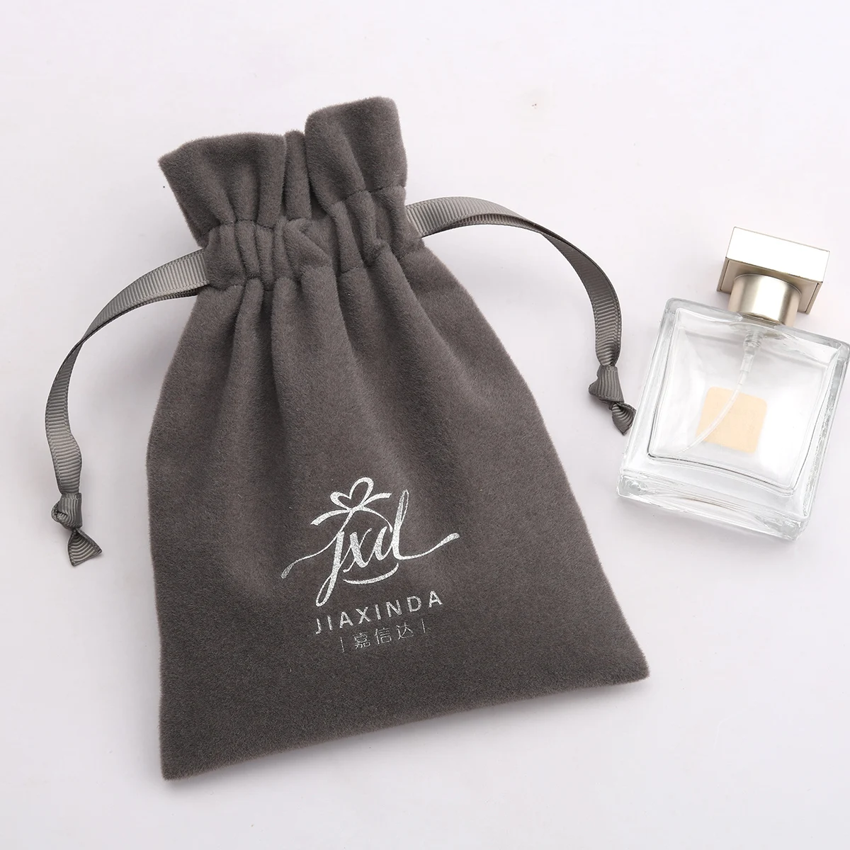 Custom Logo Recyclable Drawstring Luxury Velvet Bags for Cosmetics Customizable High-End Packaging