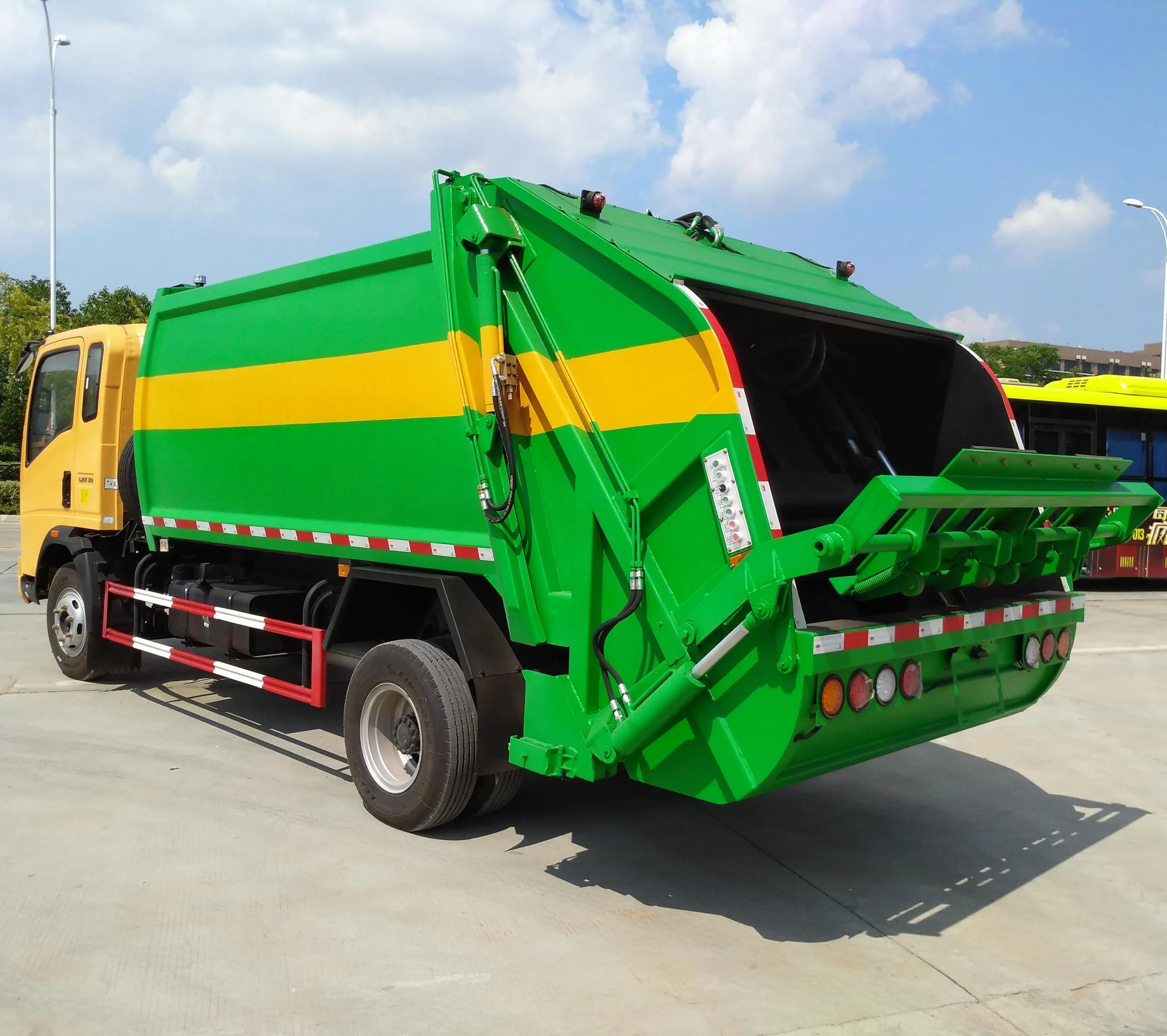 Hot Sale Sinotruck HOWO 6*4 Garbage Truck Capacity of Garbage Truck with Good Price