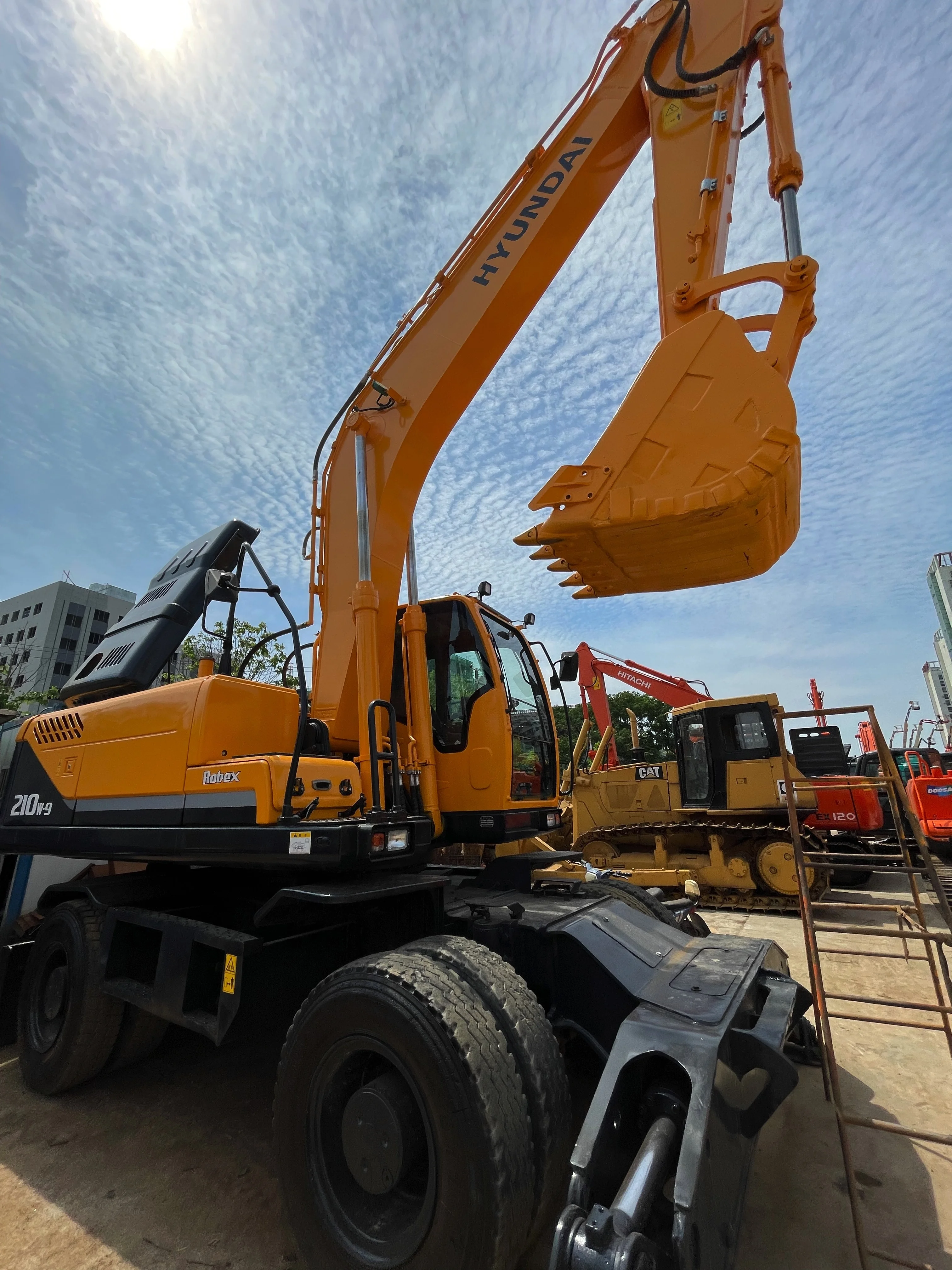 Low Price Used Construction Machinery  Hyundai  Crawler Excavator R210w 21Ton 124 kw  For Sale
