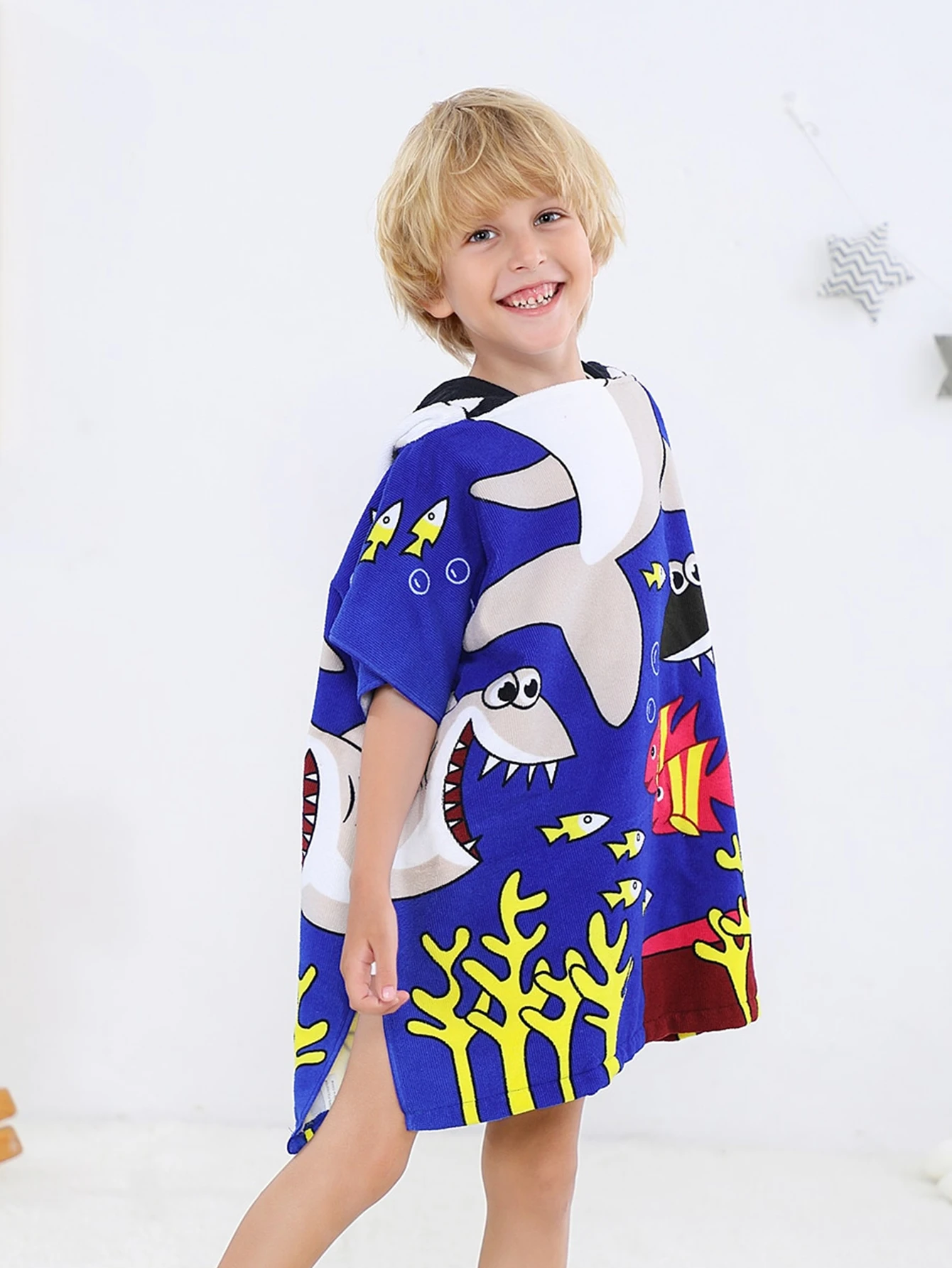 Wholesale factory price quick dry microfiber shark cartoon hooded poncho bath towel beach poncho for kids