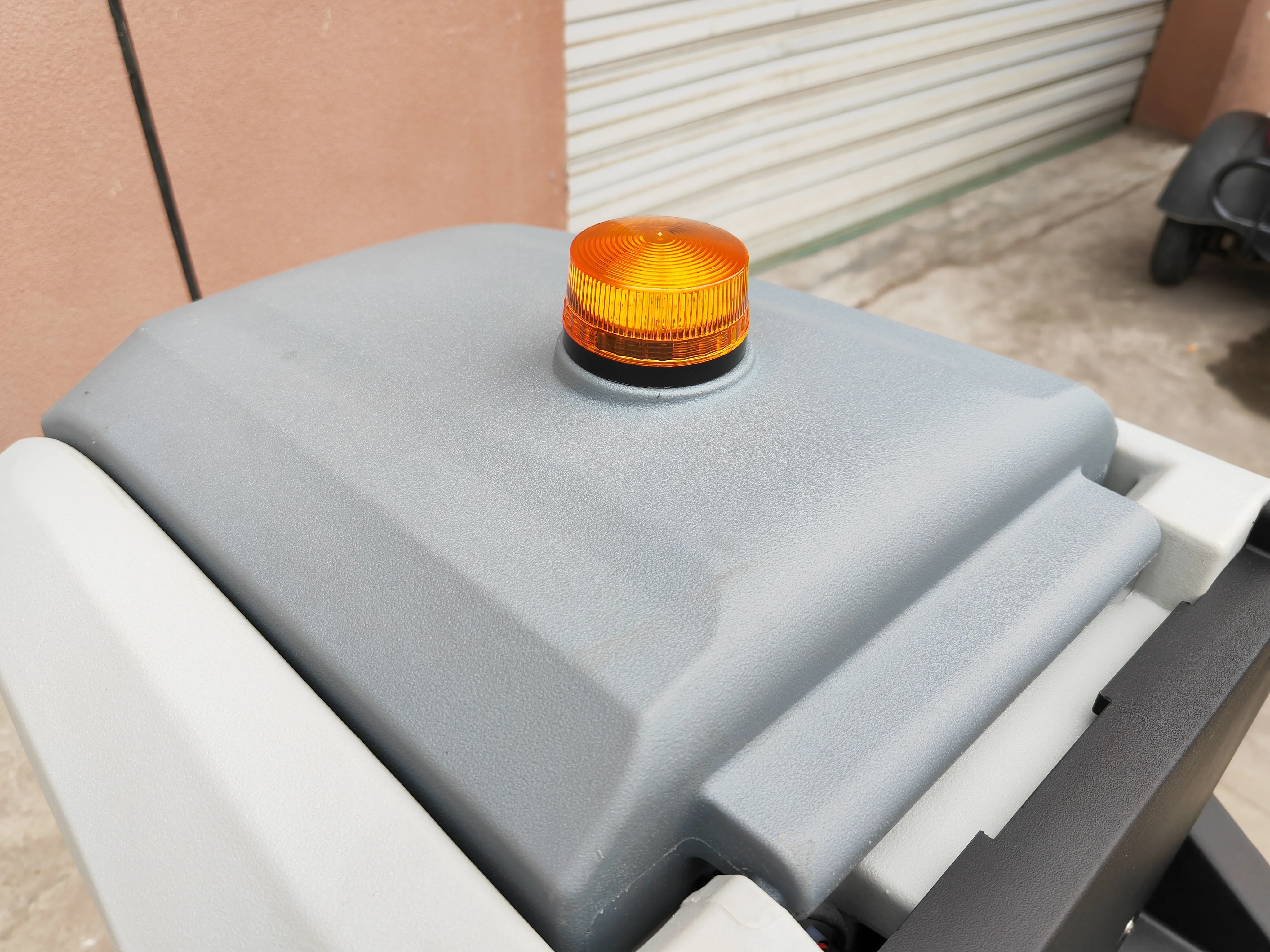 Ride-On Driving Floor Scrubber Dryer Battery-Powered Commercial Sweeper Cleaning Equipment Ride-On Auto Floor Scrubber Machine