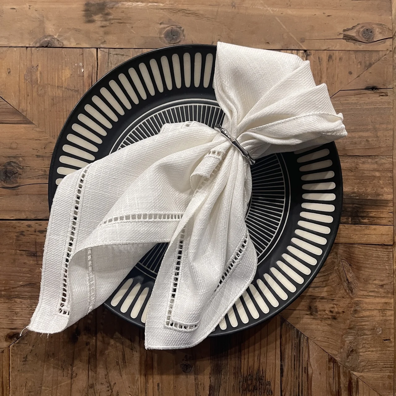 Custom Logo Laser Cut Embroidered Decorative Dinner Napkin Europe Style Natural Ramie Linen Fabric Home Wedding Party Restaurant