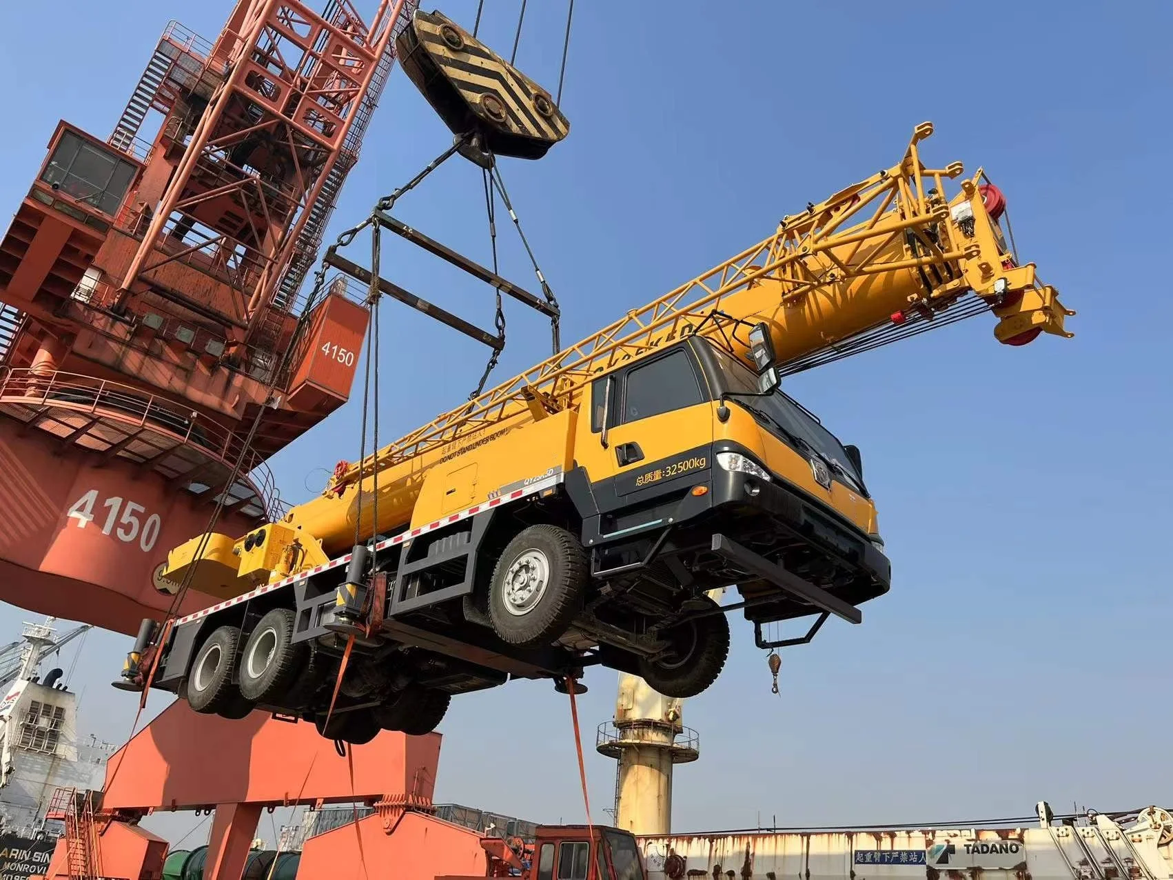 STOCK 25ton Crane QY25K5D 6 Wheels Truck Crane Mobile Cranes with Ourtiggers in Dubai