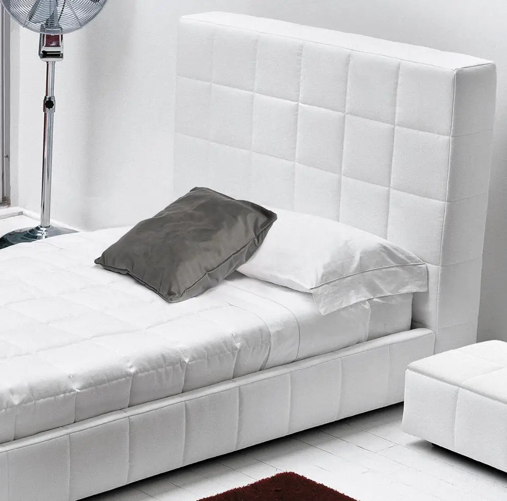 Квадратная кровать из ткани с высокой спинкой