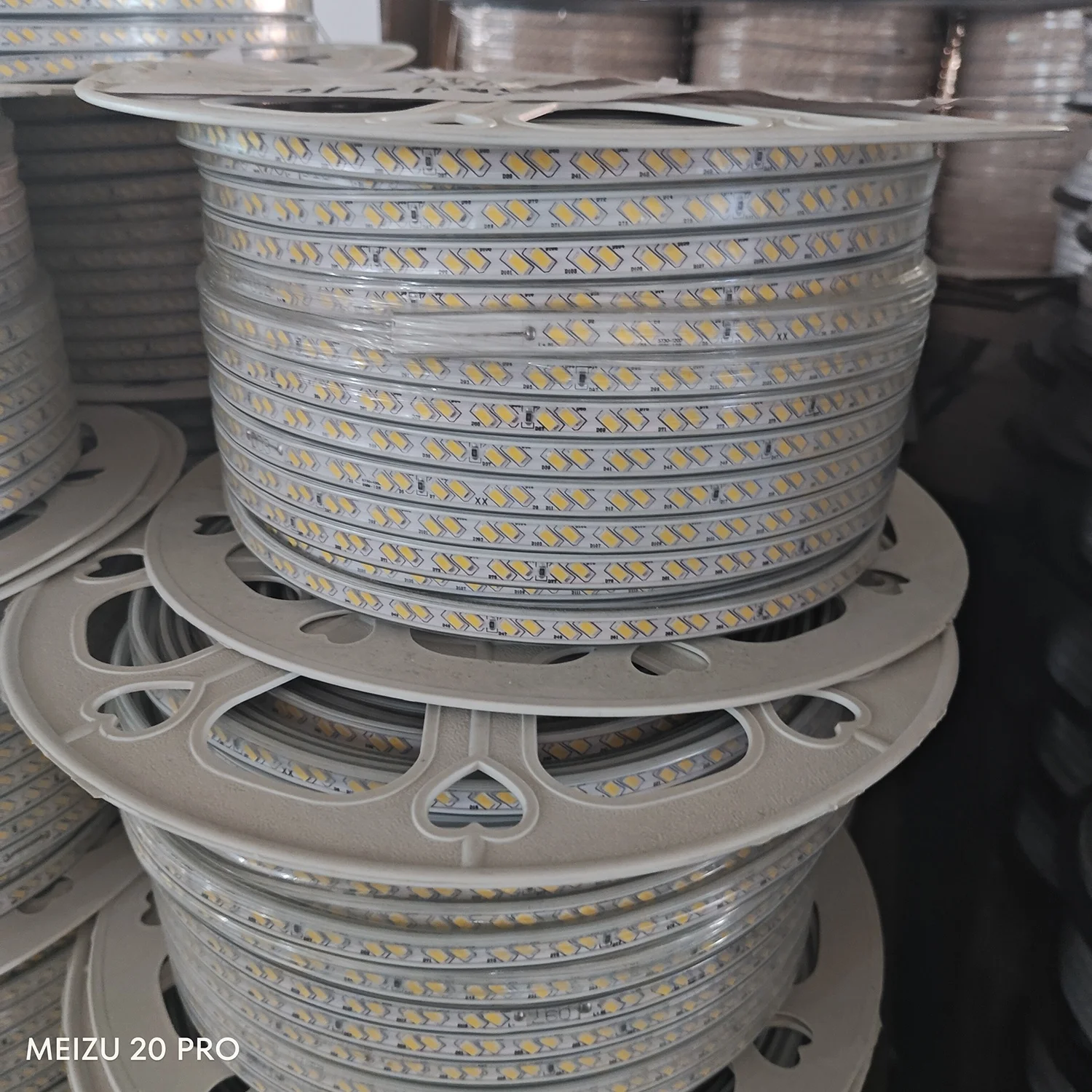 Дешевые светодиодные полосы света 110 В 220 SMD 5730 2835 5050 3014 водонепроницаемые наружные гибкие изюминки