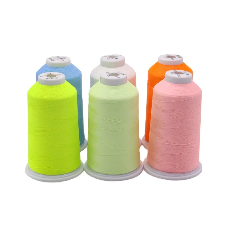 Высокое качество 100 г 3000 м 150d/2 полиэстер светящаяся вышивка нить высокопрочная в темноте пряжа