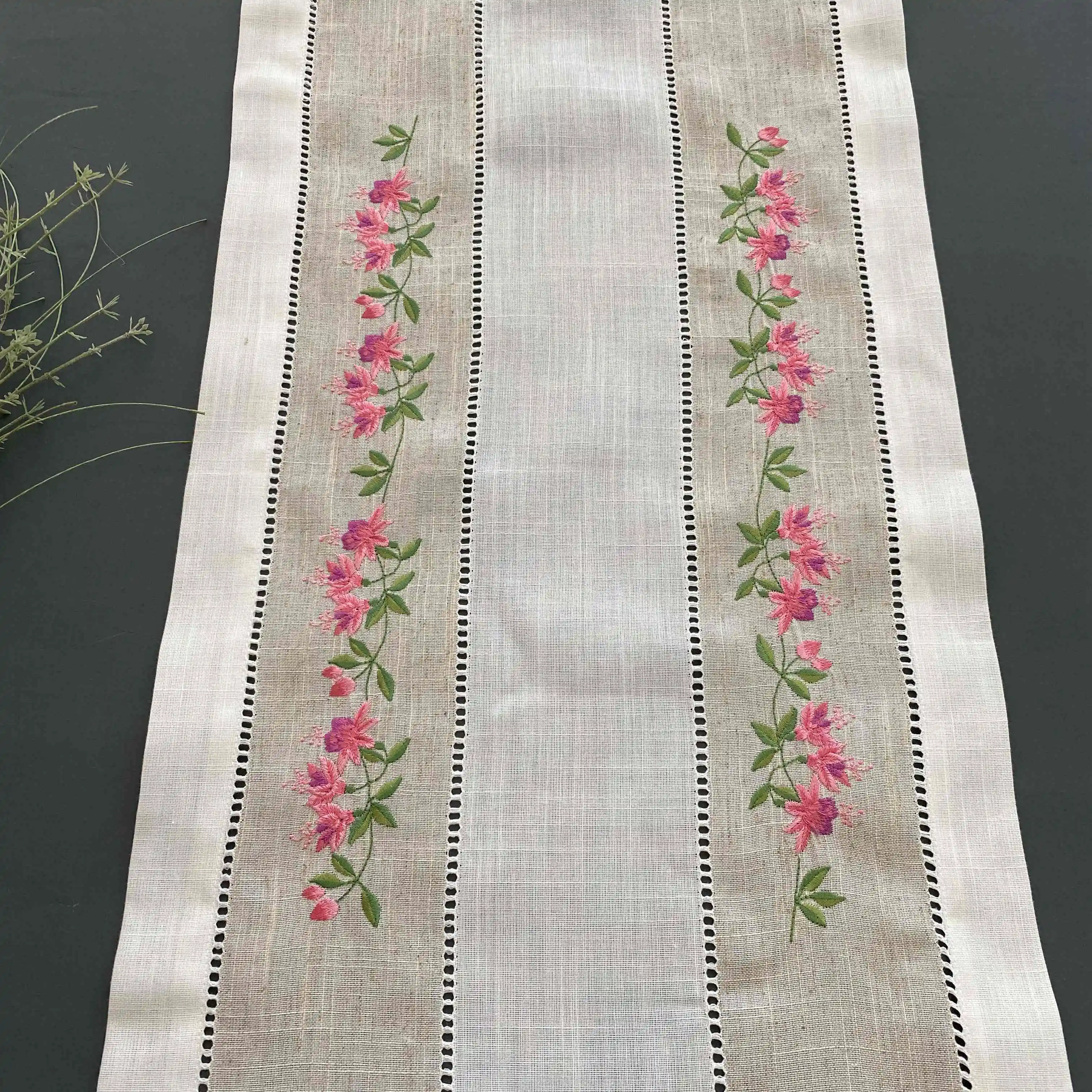 Wholesale embroidery tablecloth table runner