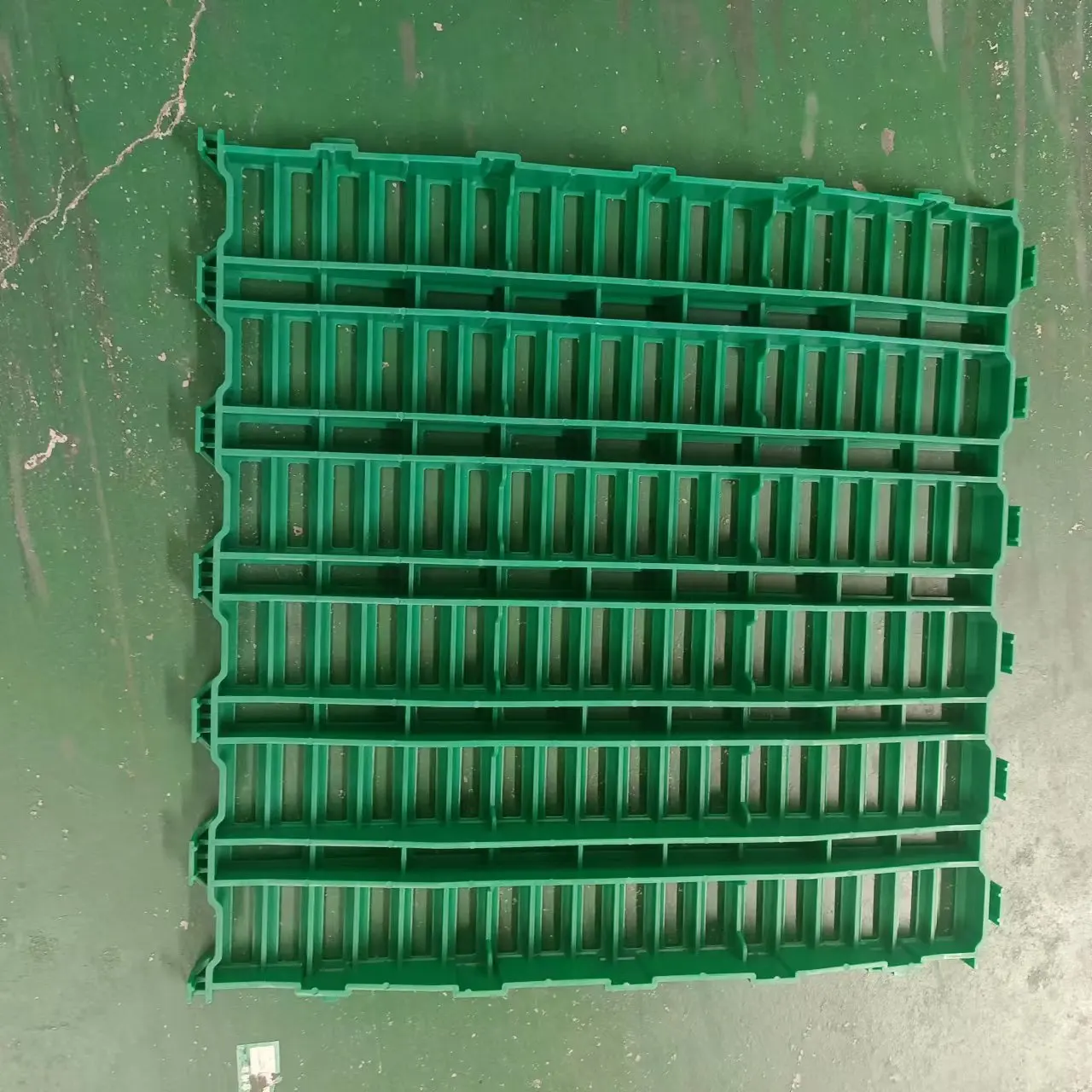 anti skid eight years warranty sheep farm plastic slatted flooring for goat pig shed