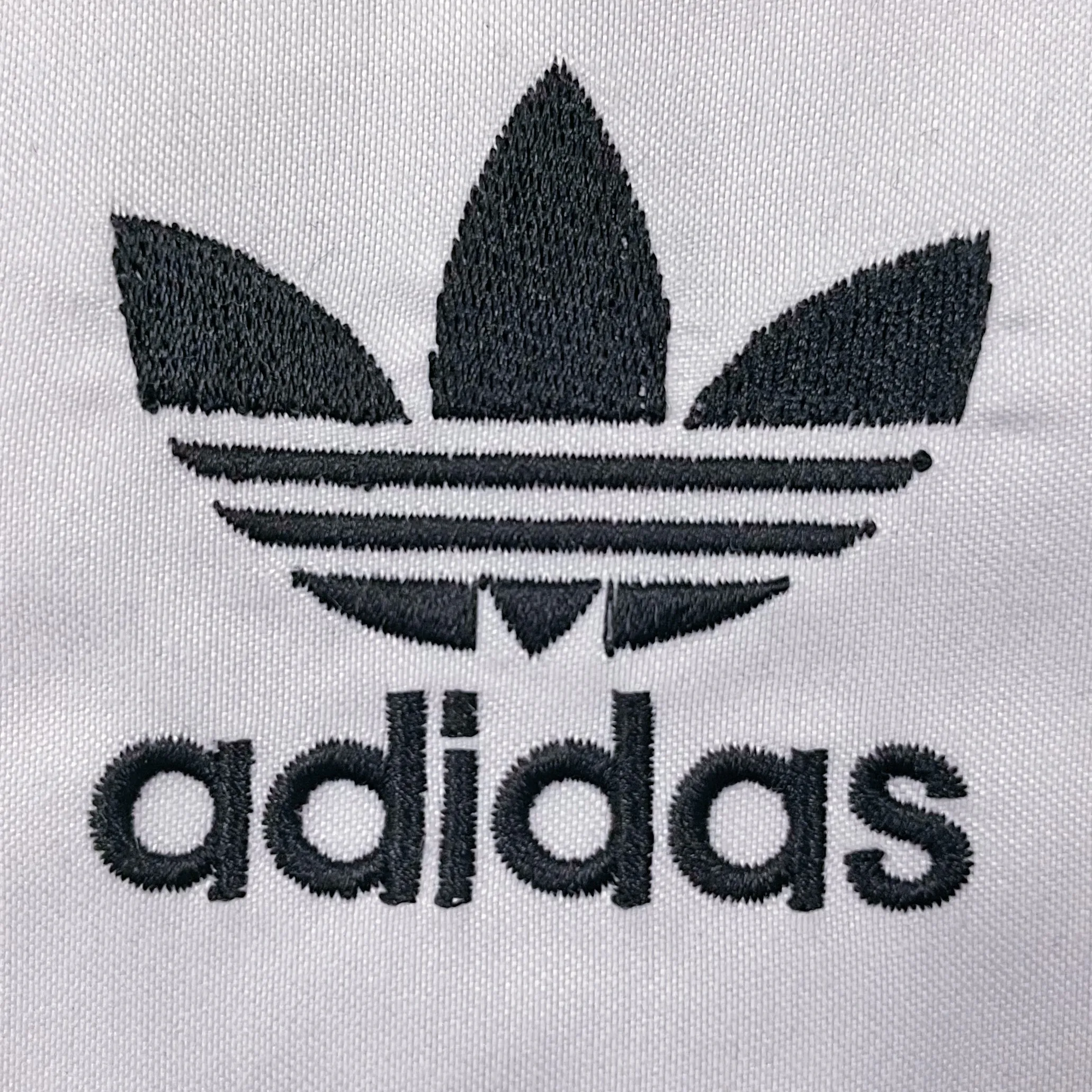 STR OCEAN single head embroidery machine with touch screens and intuitive interfaces simplify the design process