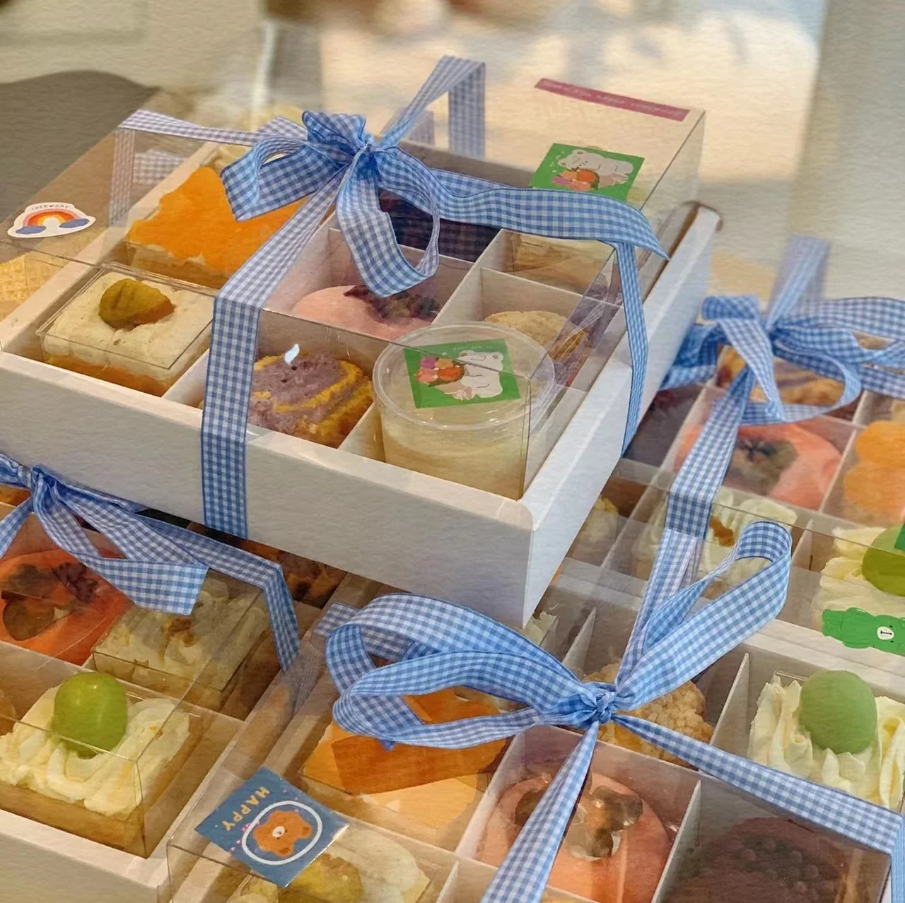 XJH Dessrt Packaging Boxes for Biscuits and Cakes Wedding Favor Boxes for Cake Slice Clear Cupcake Boxes with White Base