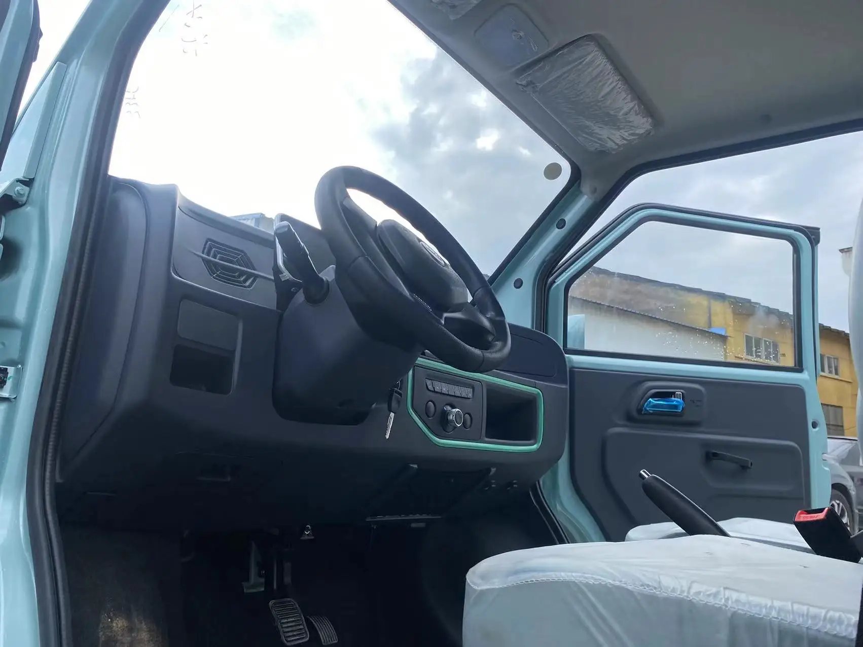 Factory Supply 3.3kw speed charging 71km/h 200km 2024 4 wheeler small mini new energy vehicles for adults Used Cars