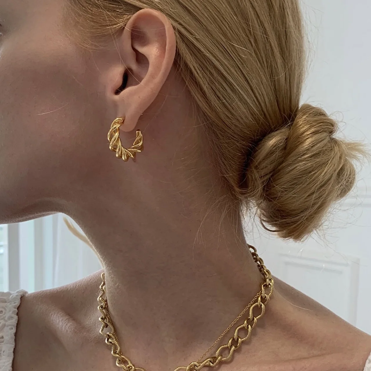 Gold titanium steel twist screw earrings Europe and the United States gold-plated circle line winding manufacturers who