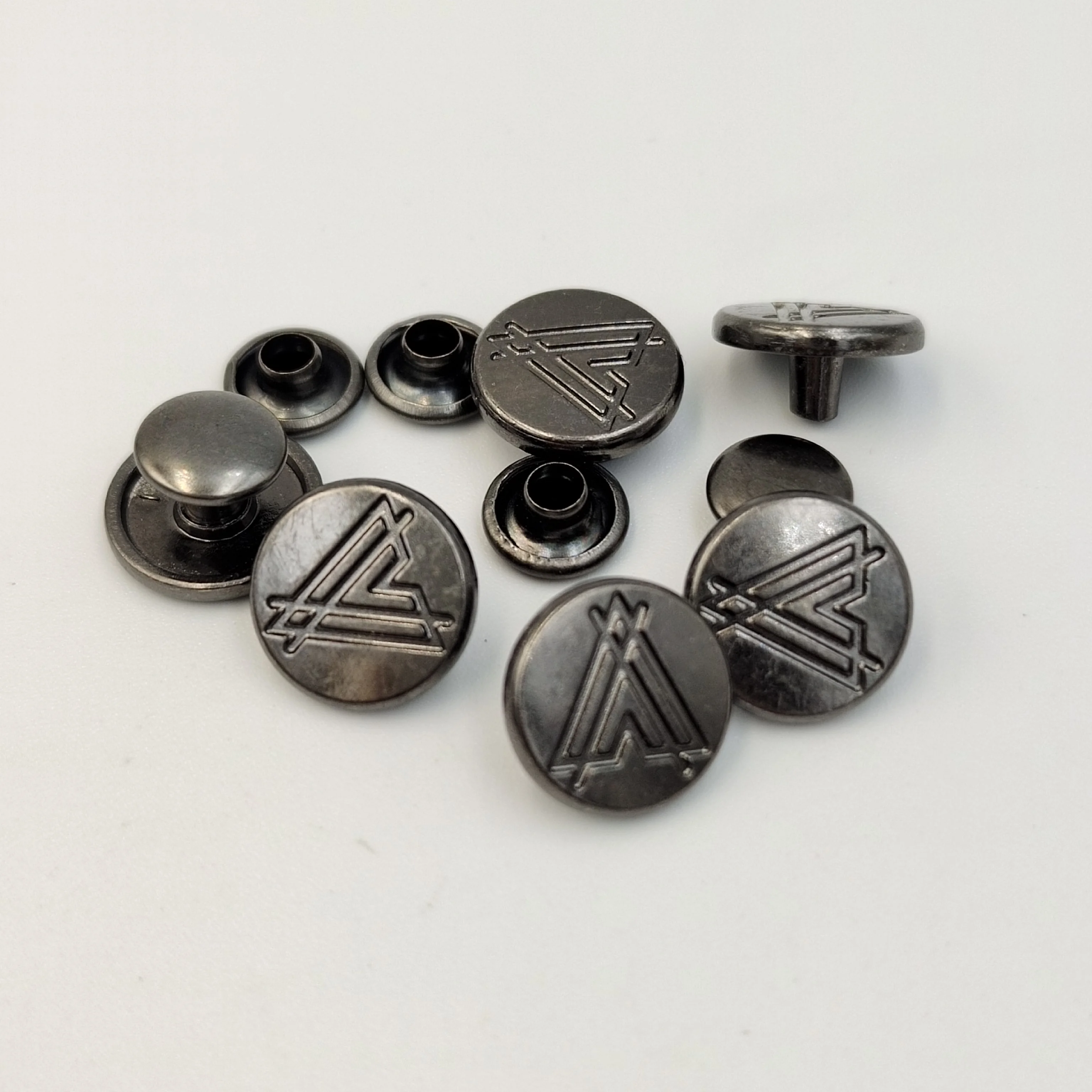 Oeko-tex 100 дизайнерские металлические круглые Выгравированные головки с логотипом двойные заклепки декоративные и для
