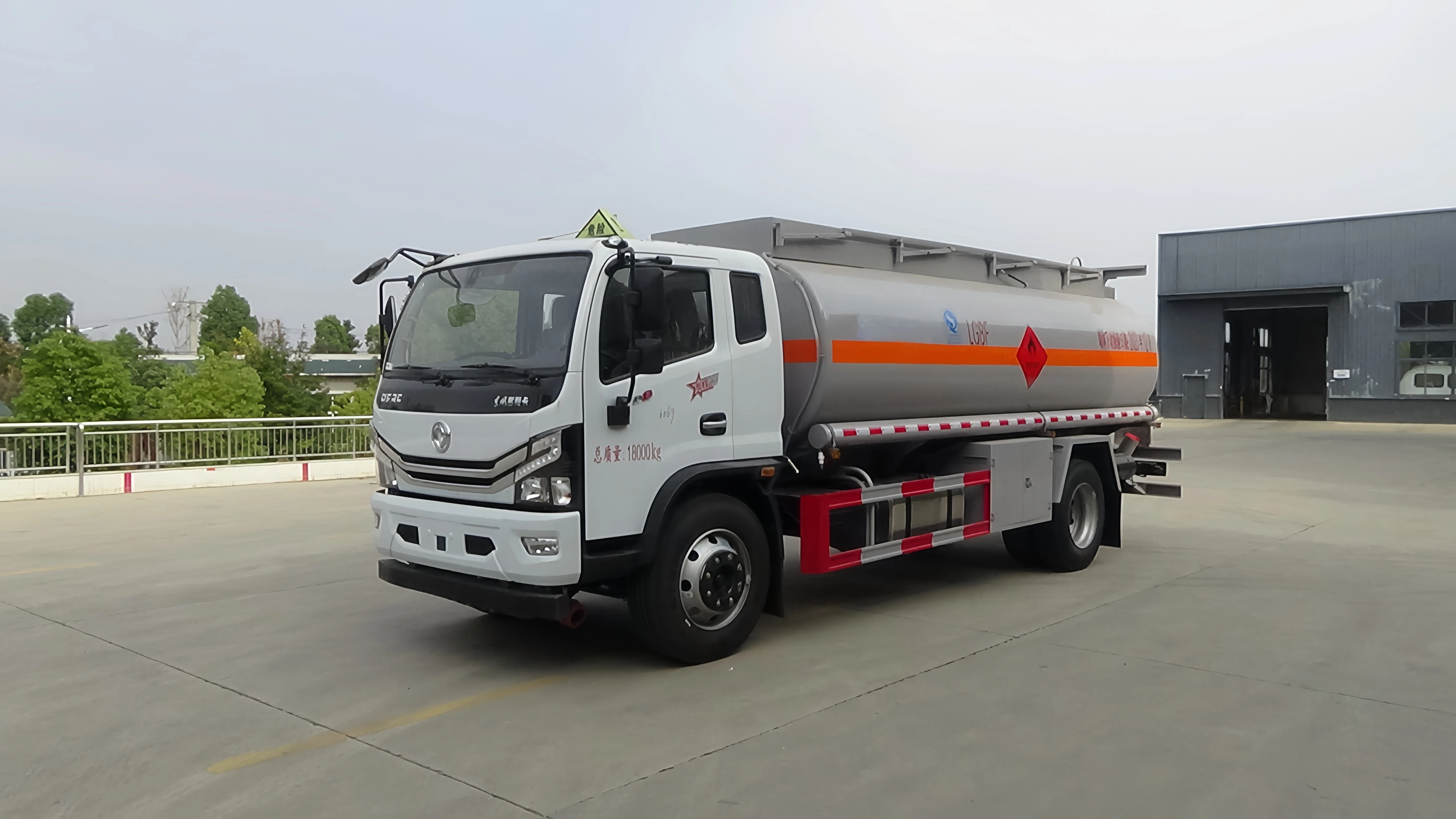 Топливный танкер большой емкости Dongfeng 13 5 м3: новый привод 4x2 с механической коробкой передач для эффективной доставки нефти и химикатов