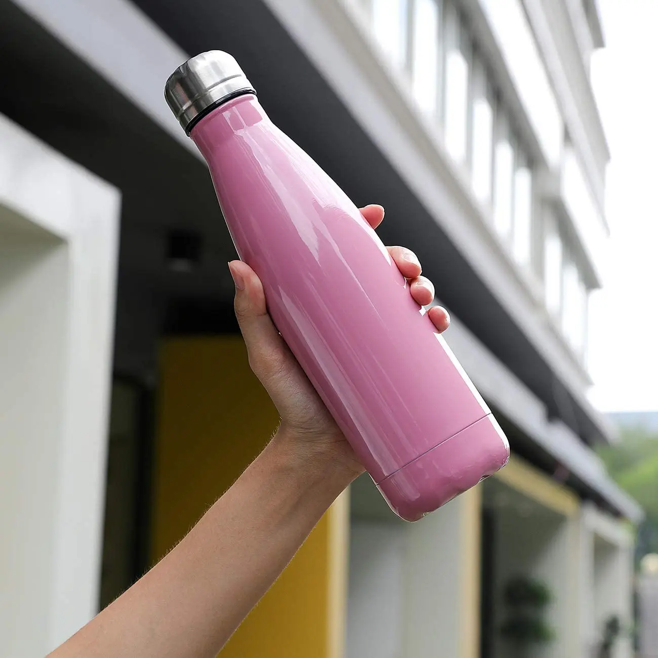 Экологичные вакуумные спортивные бутылки для воды с двойными стенками из меди и нержавеющей стали в форме колы, изолированные бутылки для воды с пользовательским логотипом