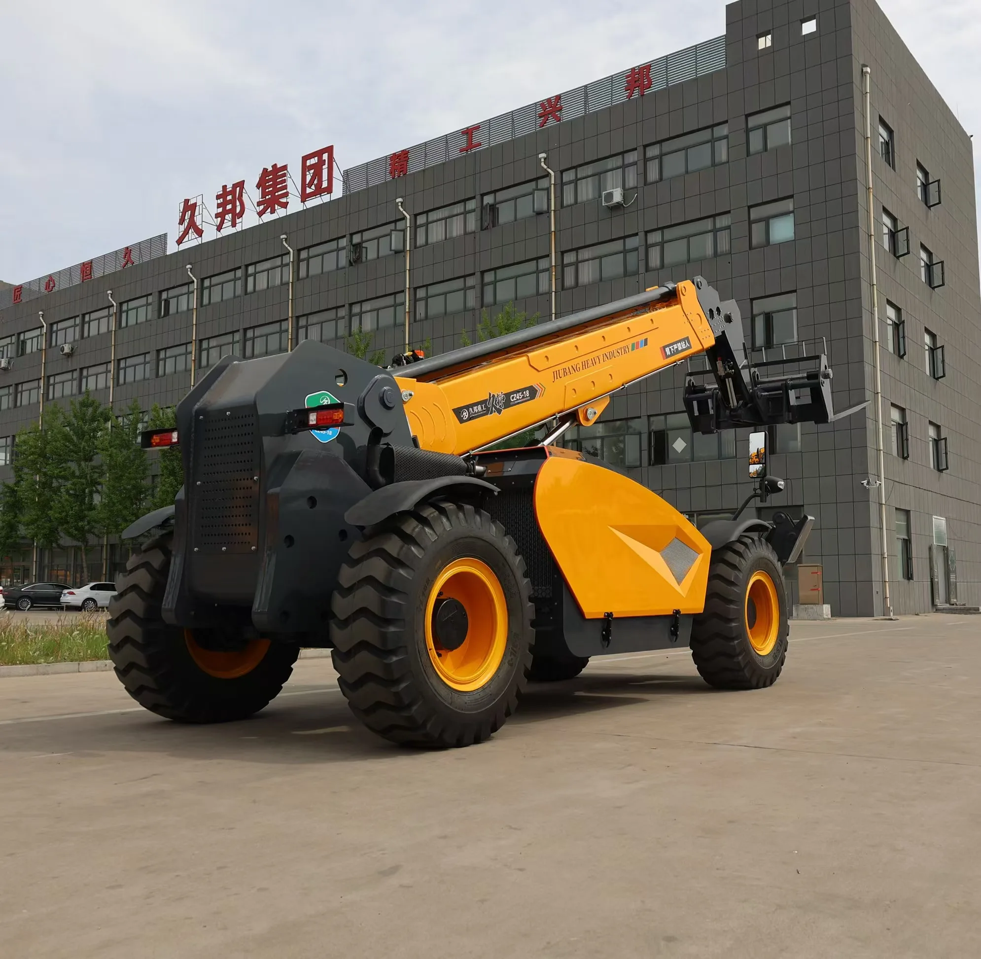 Off road performance telescopic arm forklift