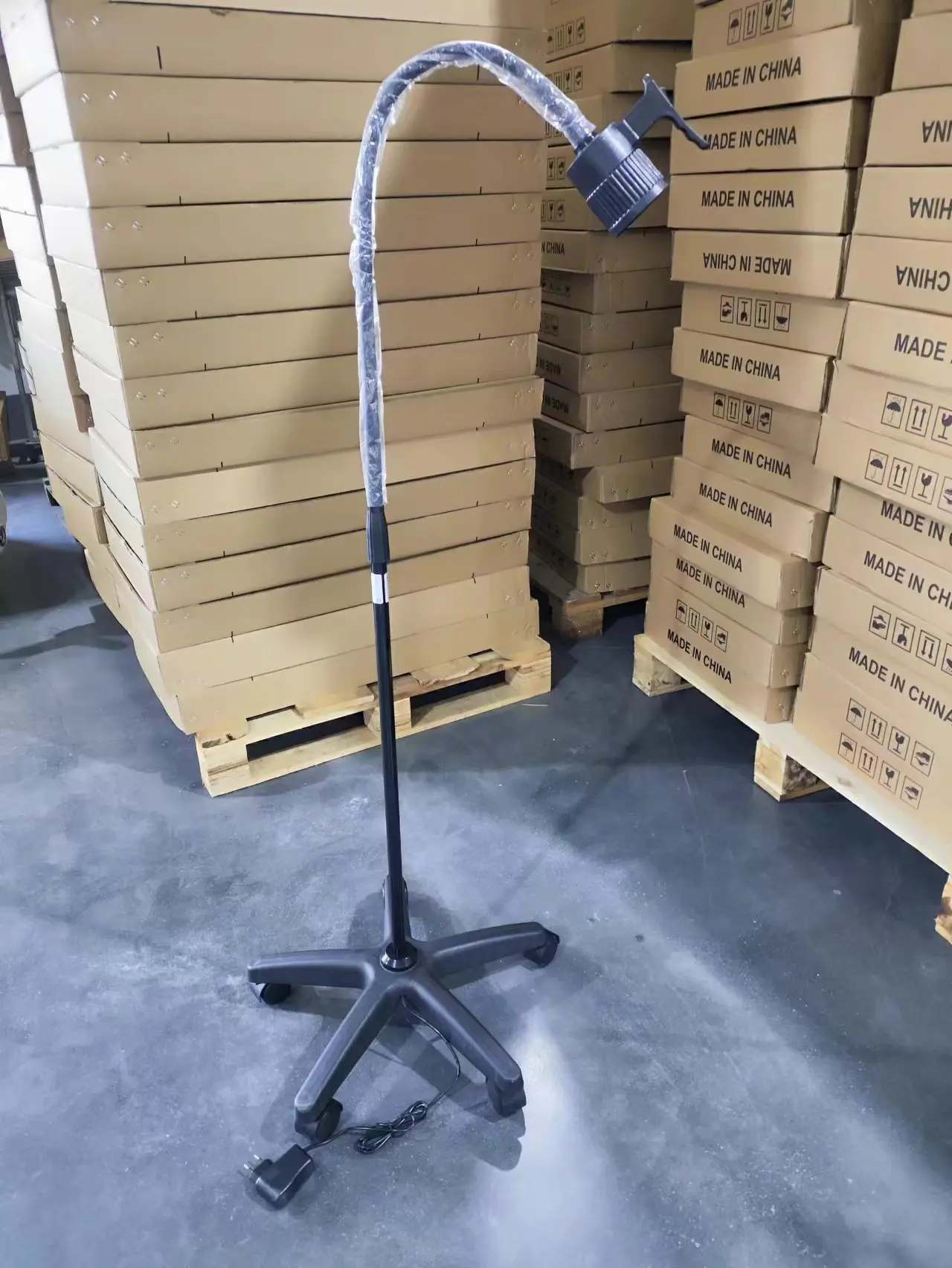 Medical LED Examination Lamp Mobile Adjustable Lighting Surgical Halogen Light for Clinic and Surgical