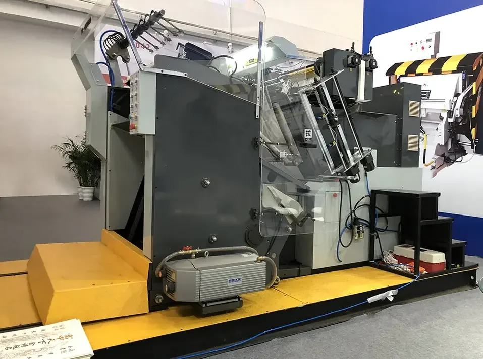 машина для горячего тиснения всех видов цветной алюминиевой фольги и тиснения или высечки различных видов изображений,