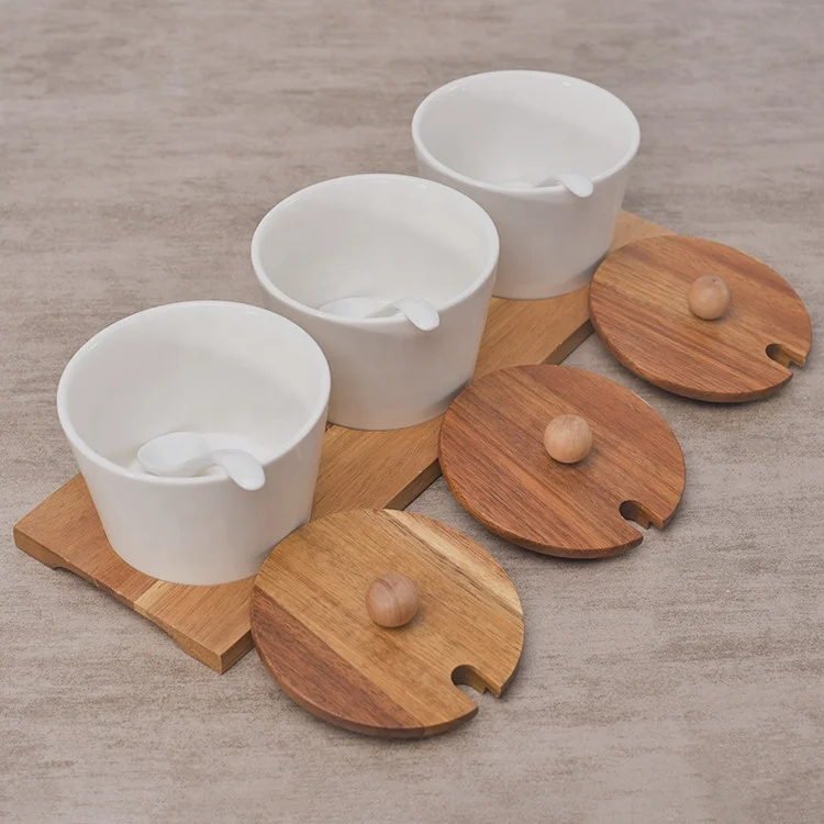 Hot sale kitchen used white ceramic spice pots seasoning pot spice jar with wood stand